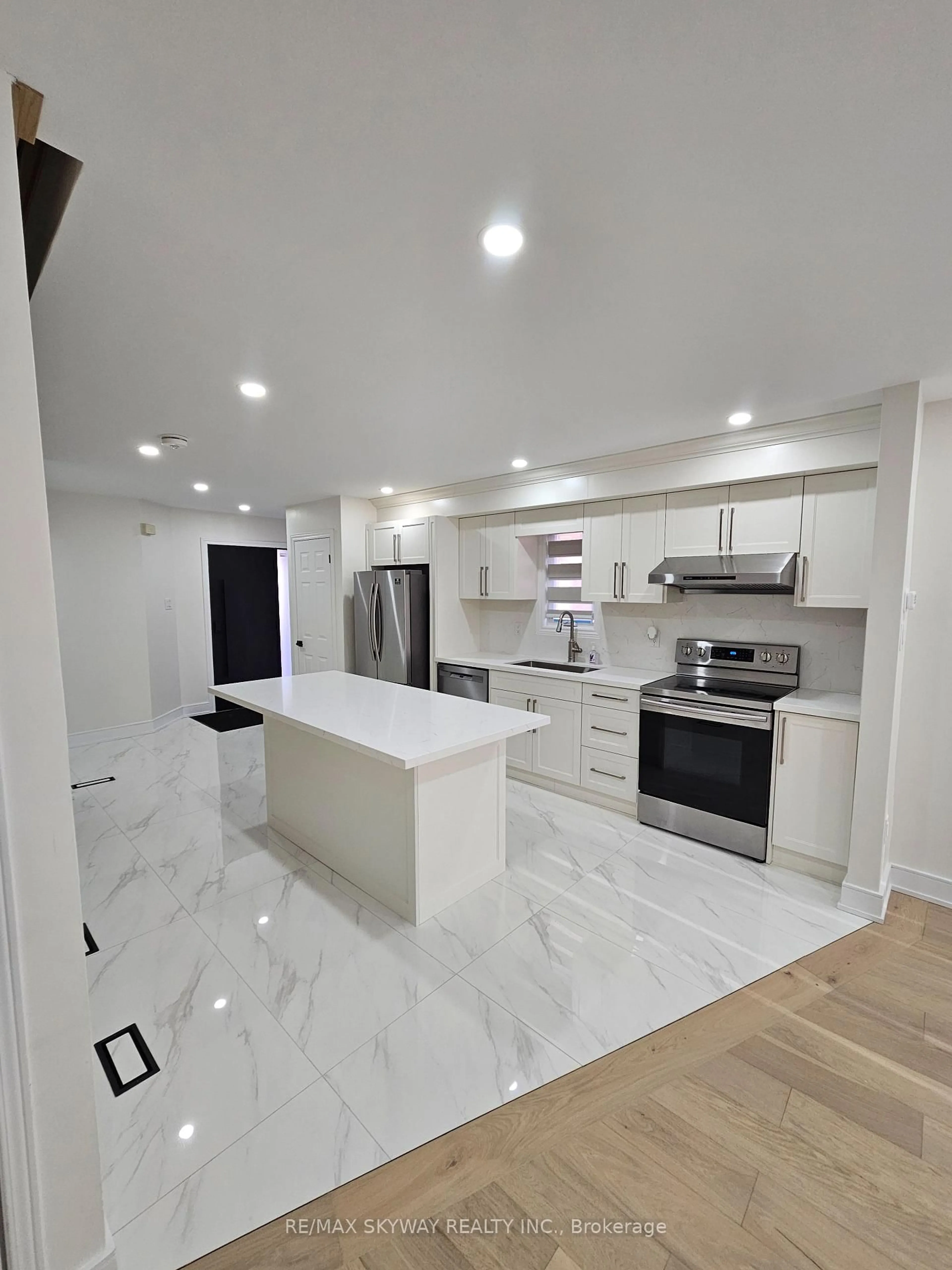 Open concept kitchen, ceramic/tile floor for 5524 Cortina Cres, Mississauga Ontario L4Z 3R1
