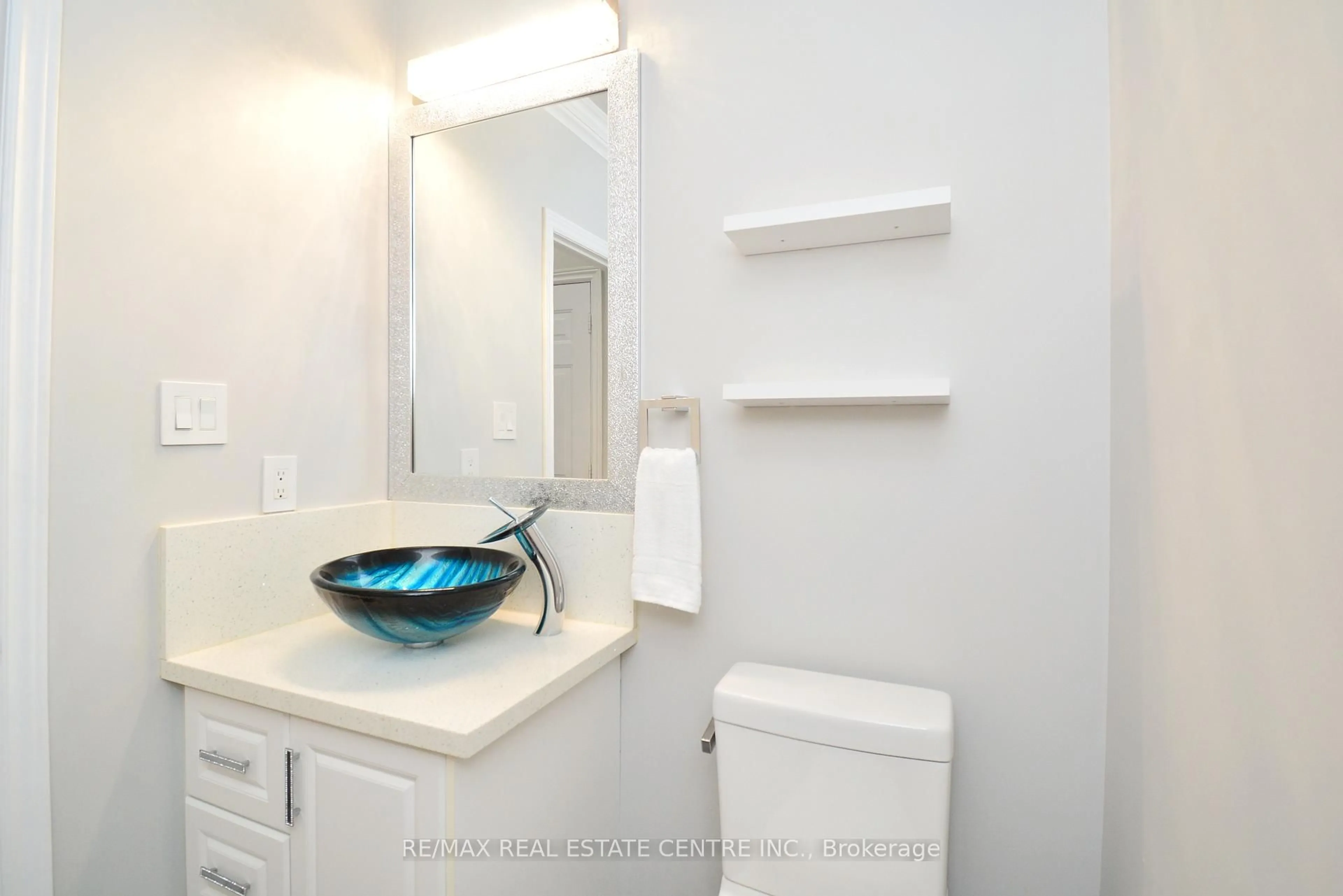 Standard bathroom, ceramic/tile floor for 94 Seahorse Ave, Brampton Ontario L6V 4N8