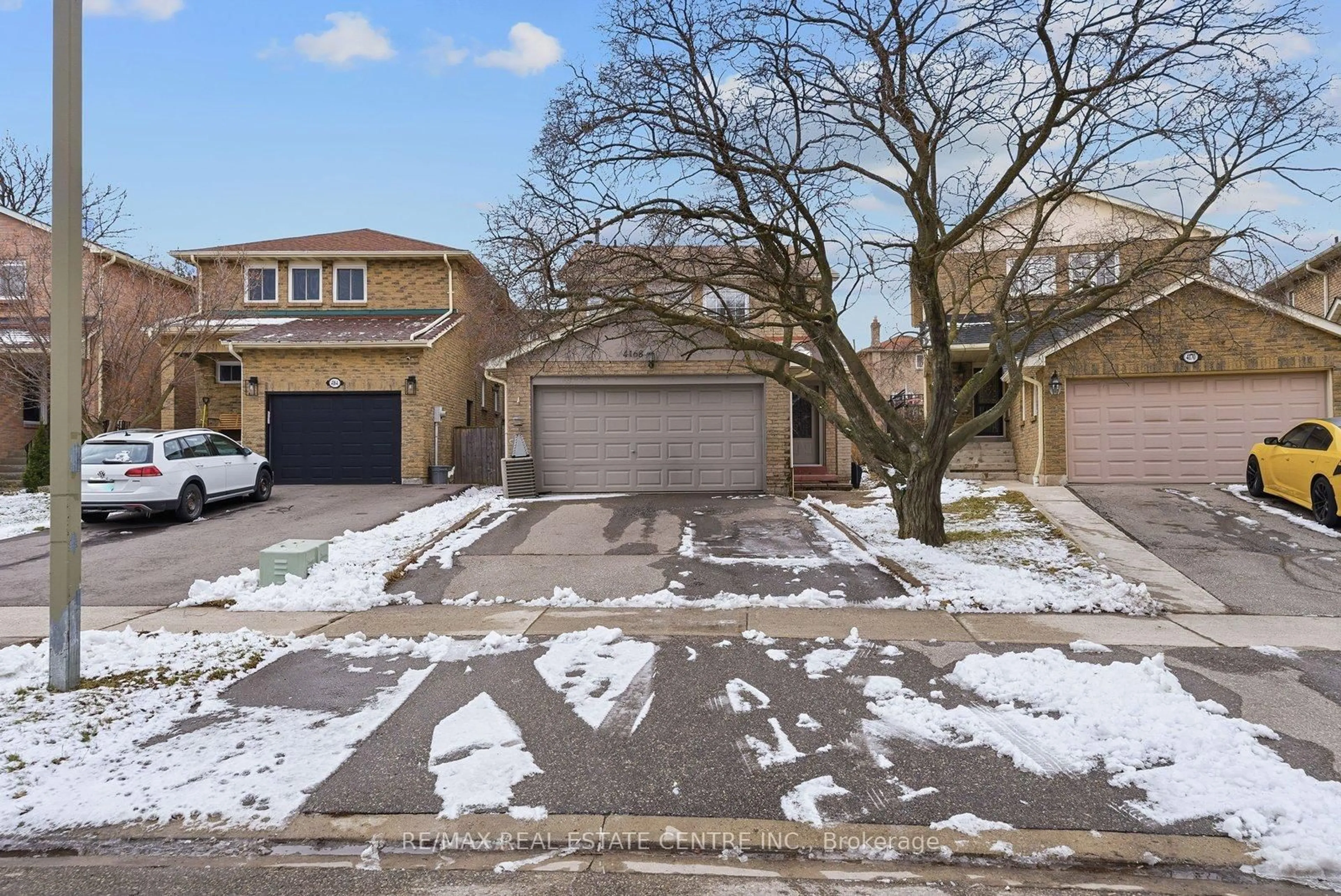 A pic from outside/outdoor area/front of a property/back of a property/a pic from drone, street for 4168 Powderhorn Cres, Mississauga Ontario L5L 3B9