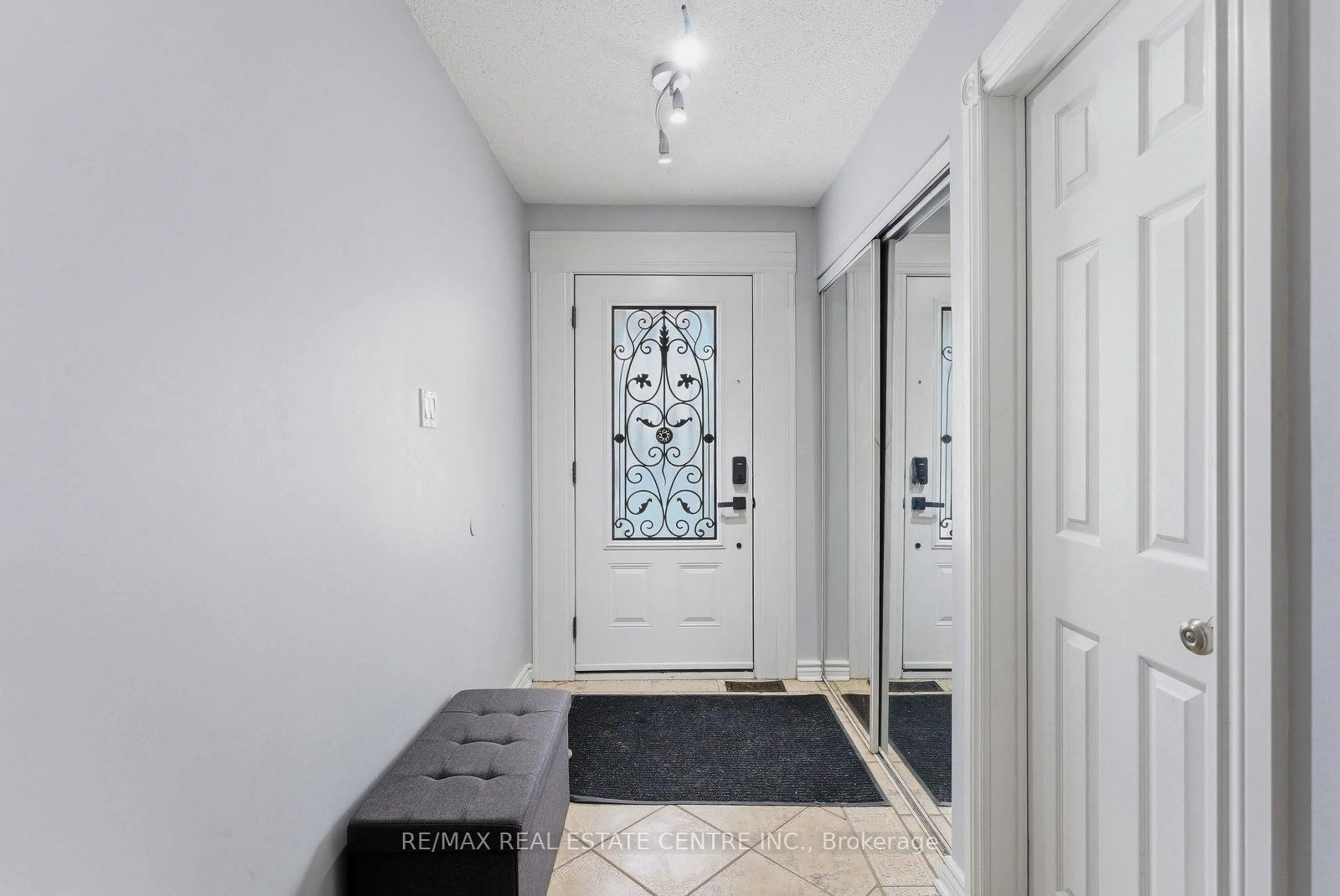 Indoor entryway for 4168 Powderhorn Cres, Mississauga Ontario L5L 3B9
