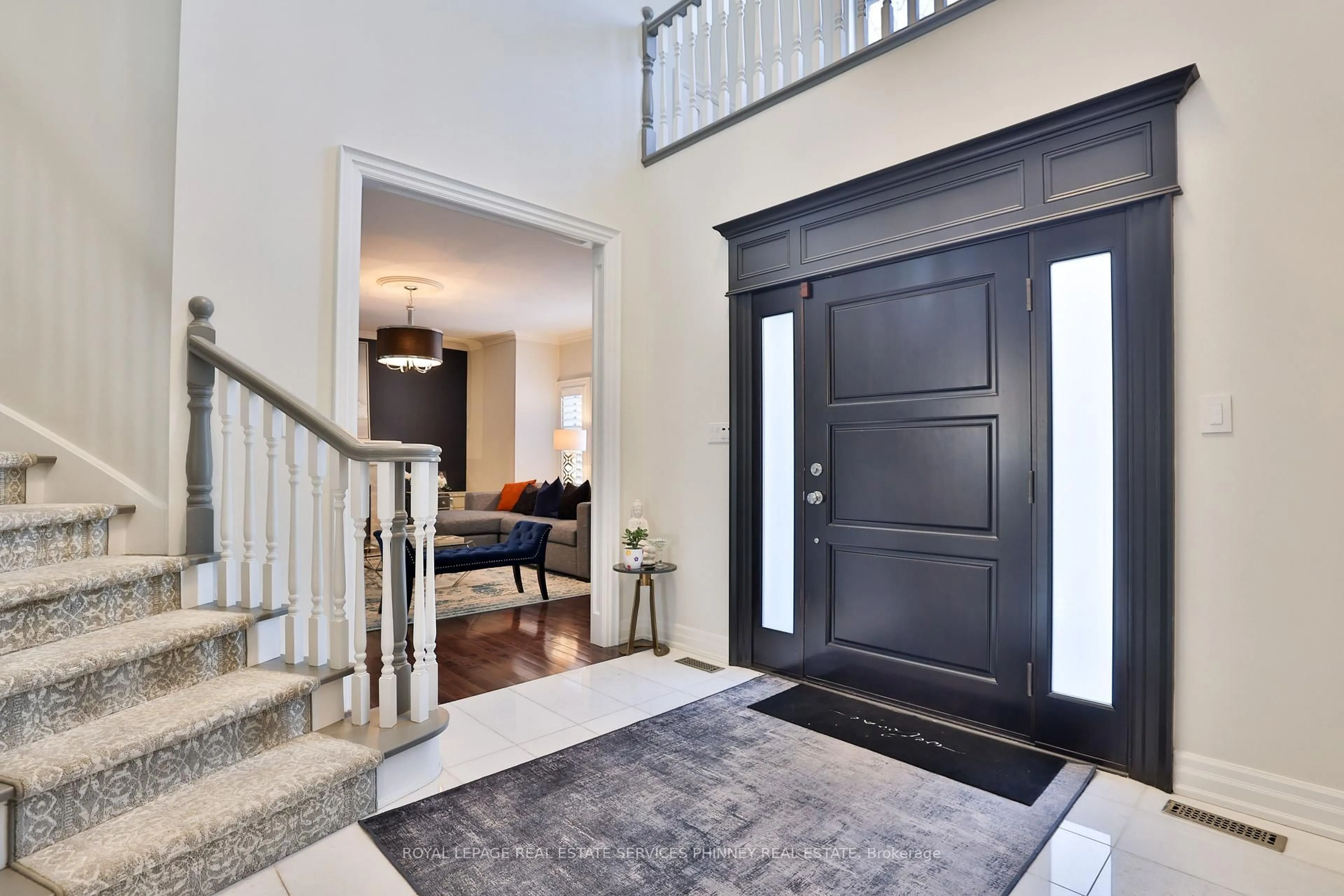 Indoor entryway for 1436 Crescent Rd, Mississauga Ontario L5H 1P6