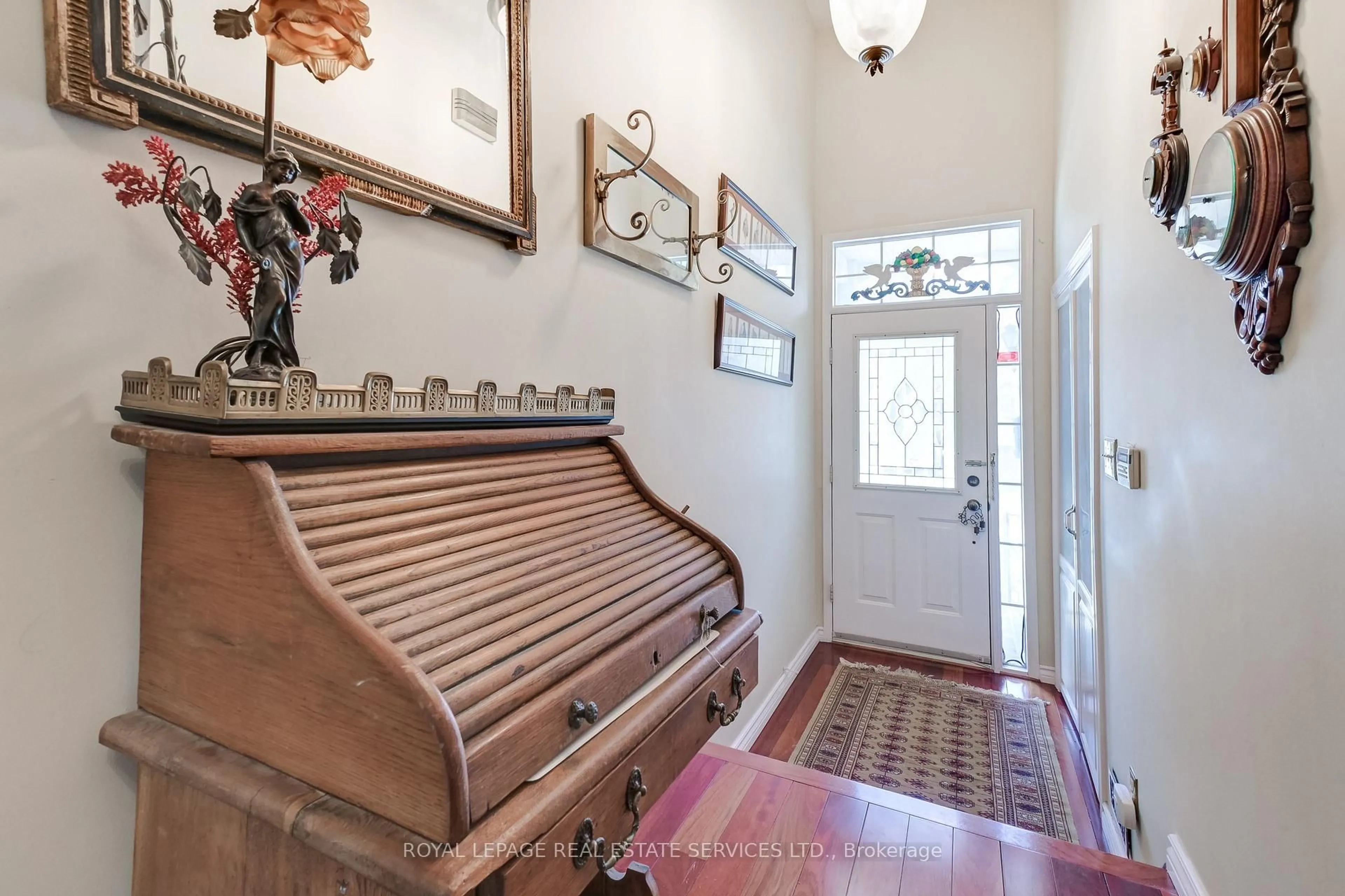 Indoor entryway for 8 Granite Crt, Toronto Ontario M8V 4A4