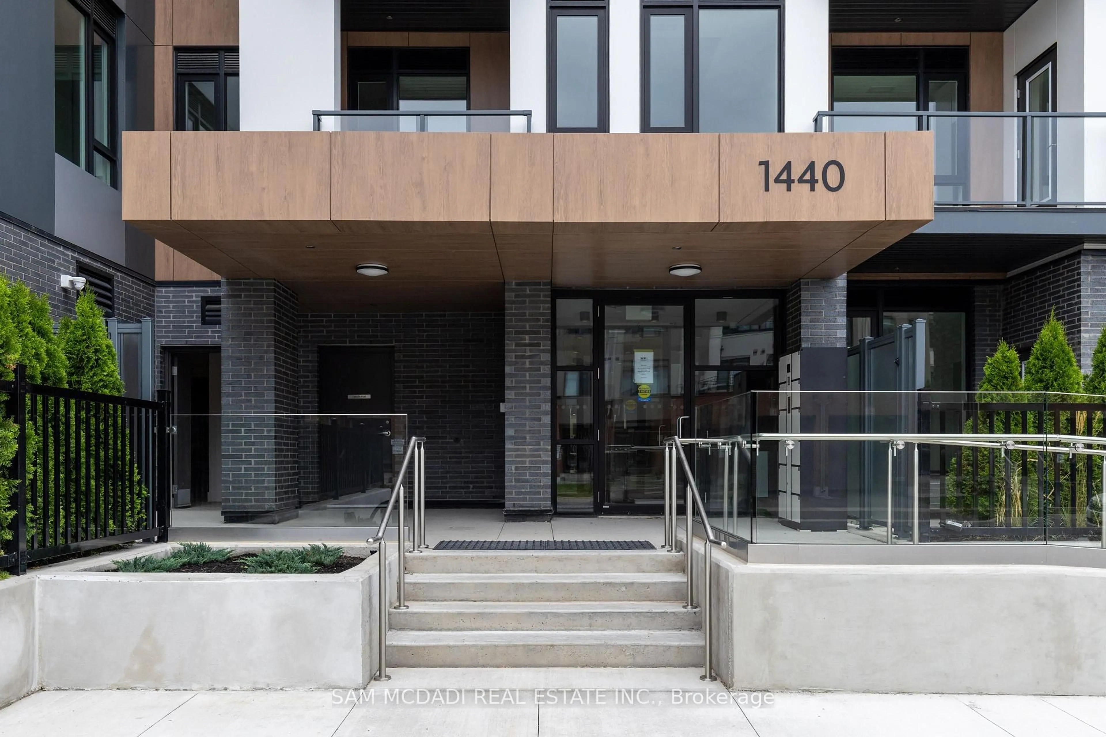 Indoor foyer for 1440 Clarriage Crt #308, Milton Ontario L9T 2X5