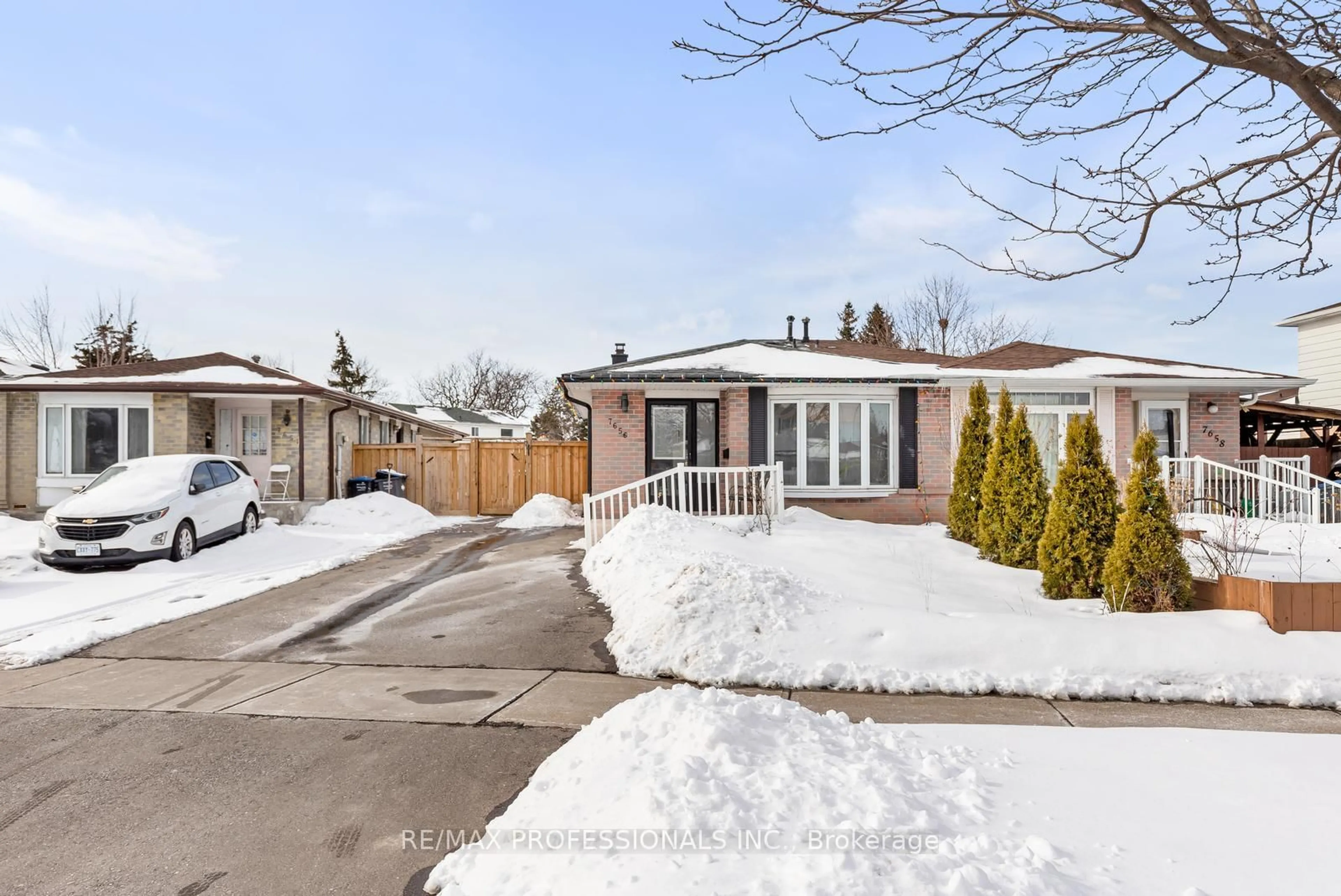 Unknown for 7656 Priory Cres, Mississauga Ontario L4T 3H5