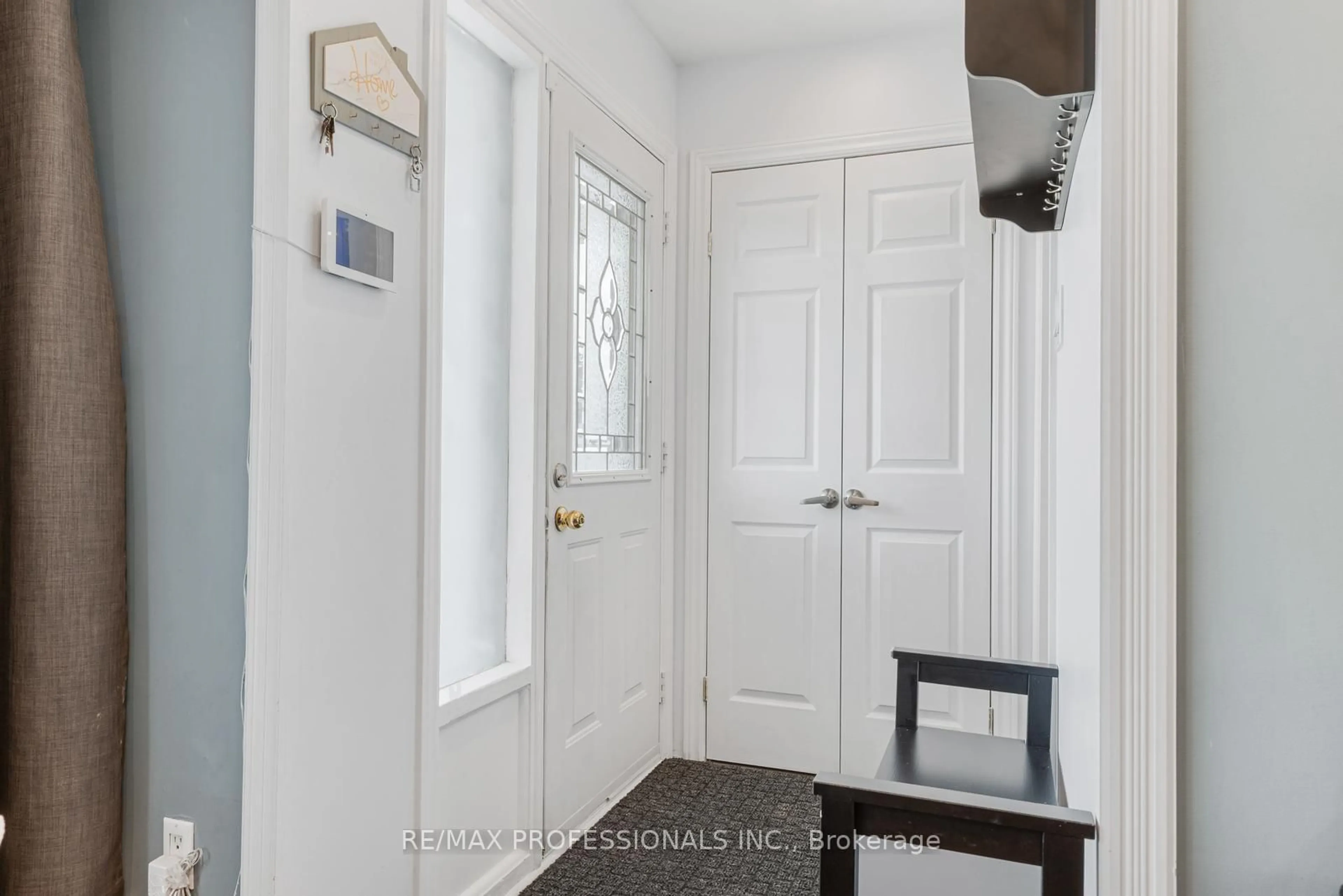 Indoor entryway for 7656 Priory Cres, Mississauga Ontario L4T 3H5