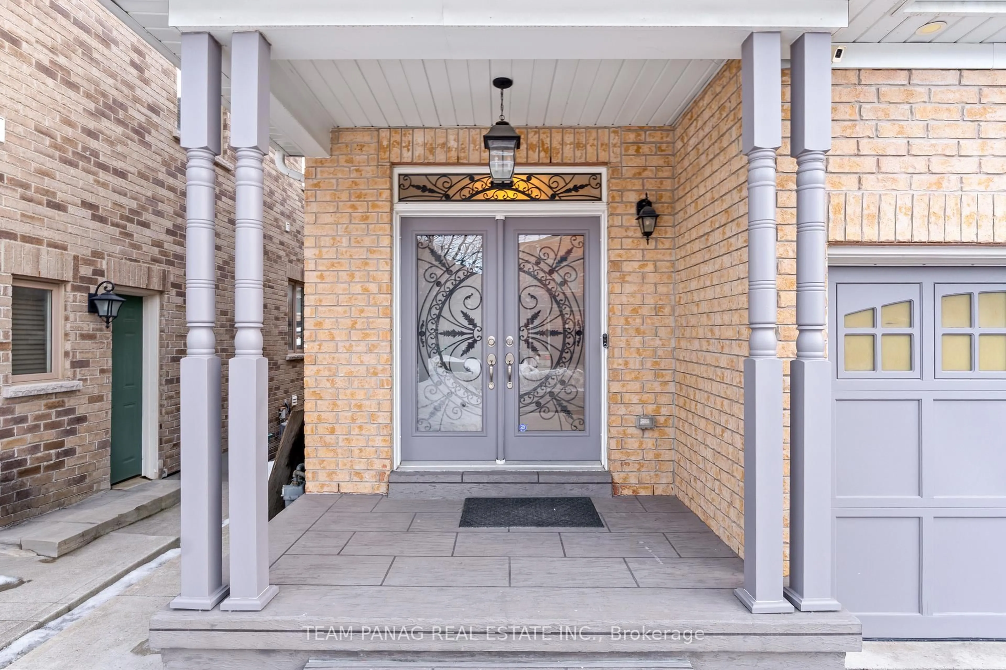 Indoor entryway for 88 Clearfield Dr, Brampton Ontario L6P 3J4