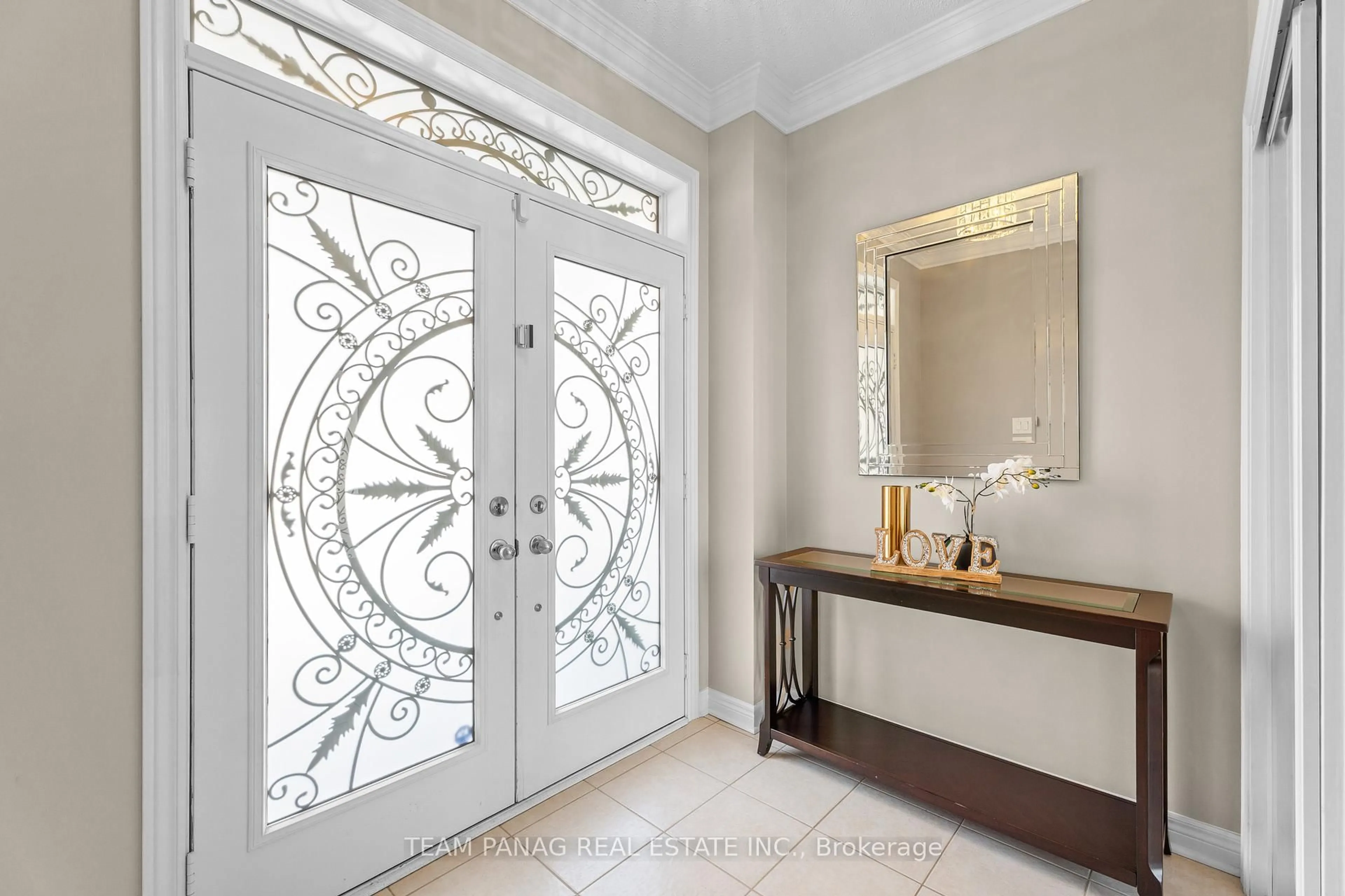 Indoor entryway for 88 Clearfield Dr, Brampton Ontario L6P 3J4