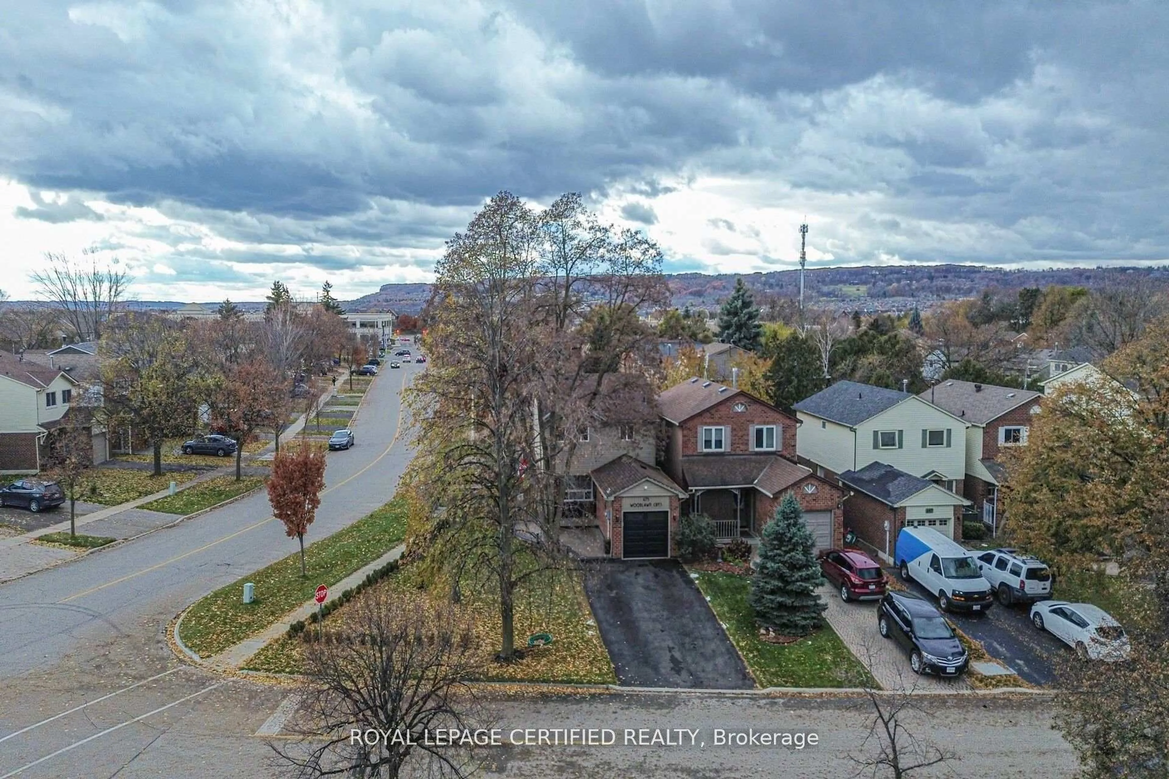 A pic from outside/outdoor area/front of a property/back of a property/a pic from drone, mountain view for 475 Woodlawn Cres, Milton Ontario L9T 4V8