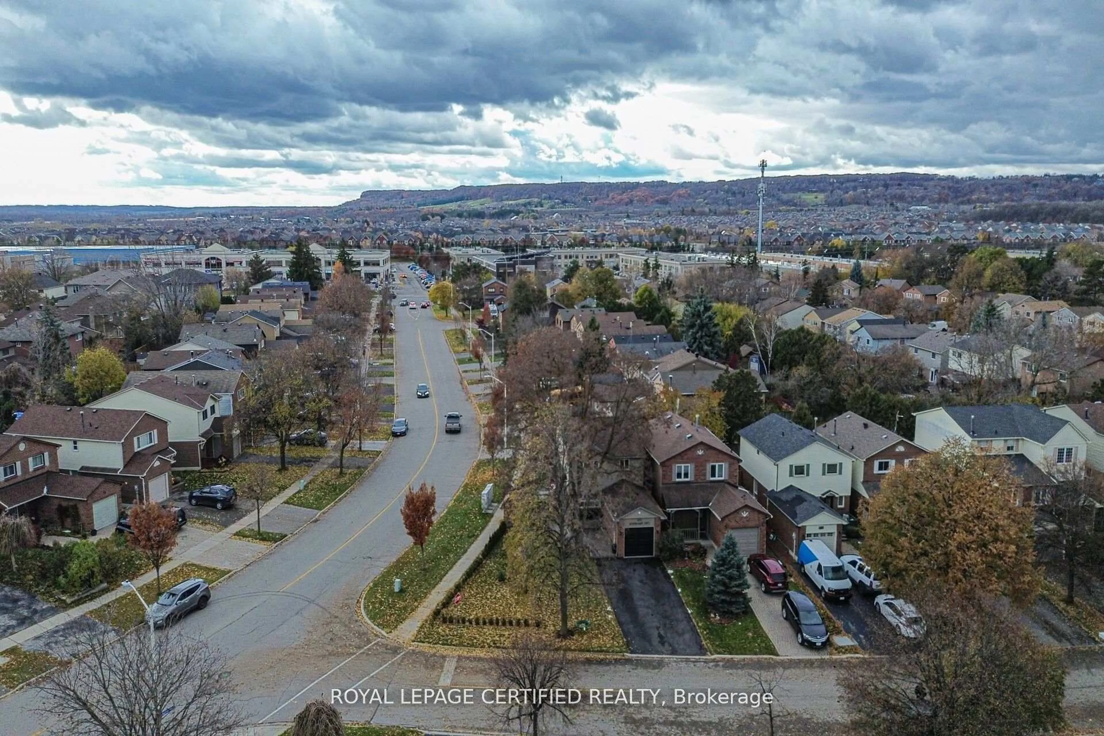 A pic from outside/outdoor area/front of a property/back of a property/a pic from drone, mountain view for 475 Woodlawn Cres, Milton Ontario L9T 4V8
