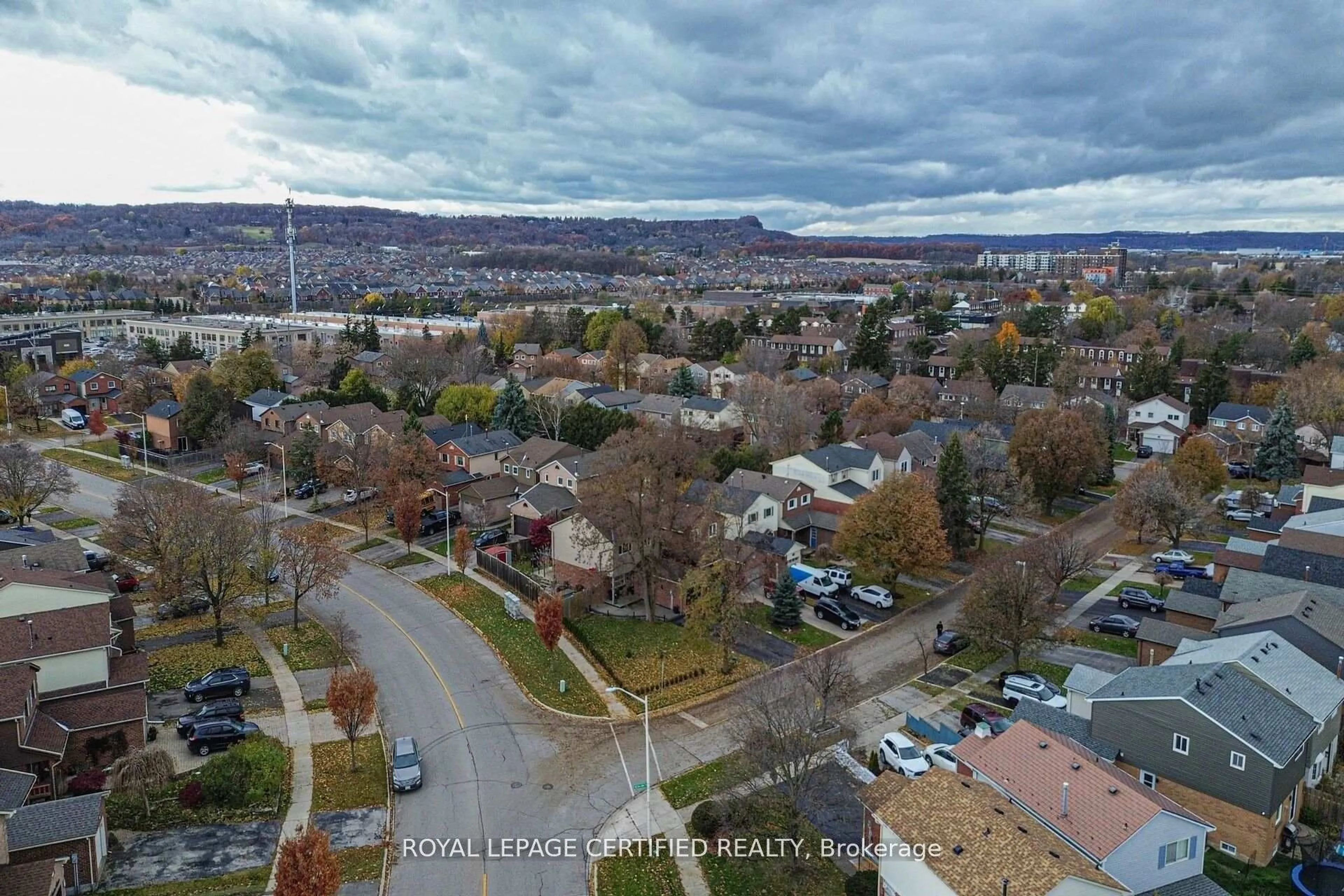 A pic from outside/outdoor area/front of a property/back of a property/a pic from drone, unknown for 475 Woodlawn Cres, Milton Ontario L9T 4V8