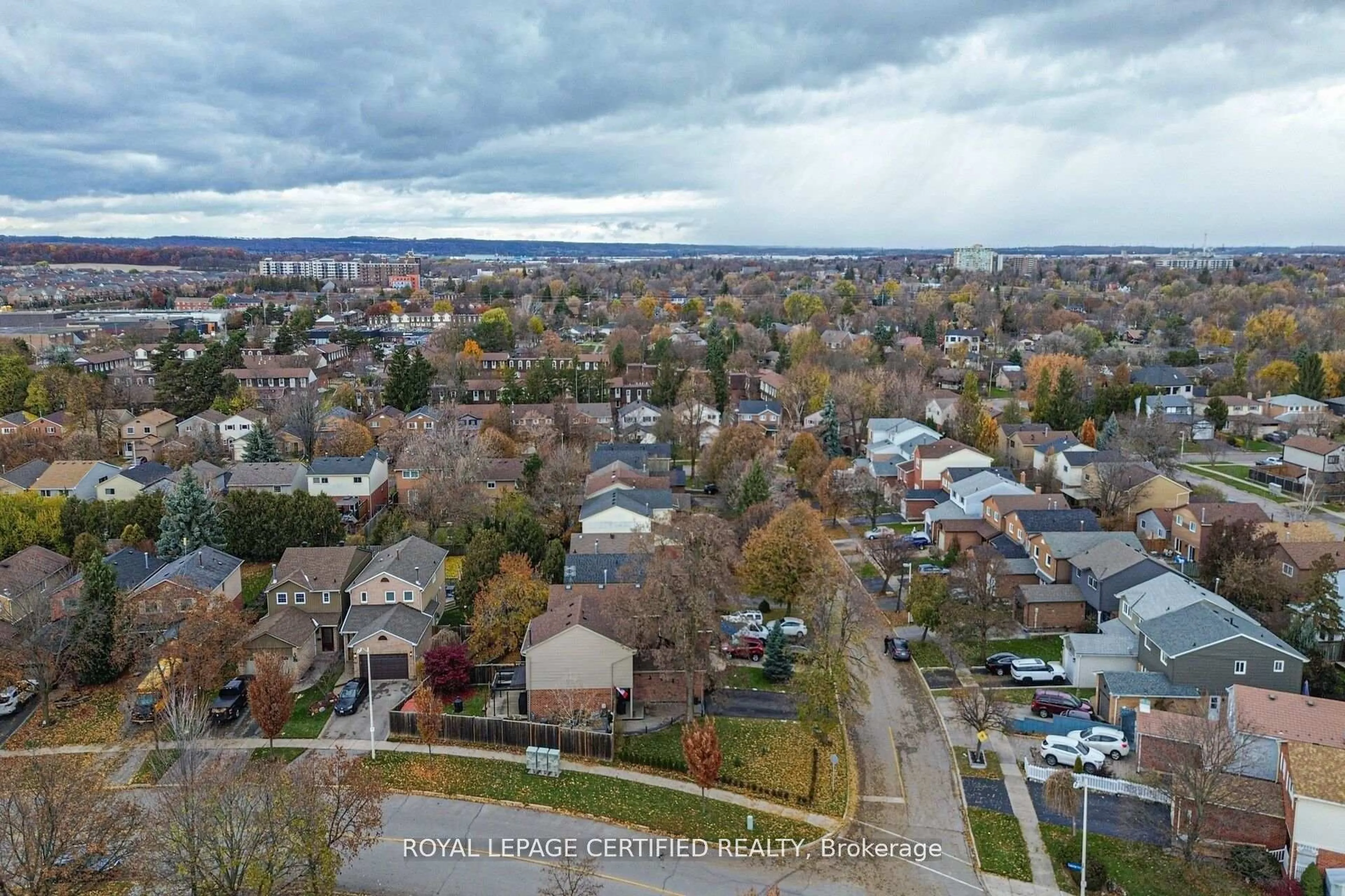 A pic from outside/outdoor area/front of a property/back of a property/a pic from drone, street for 475 Woodlawn Cres, Milton Ontario L9T 4V8