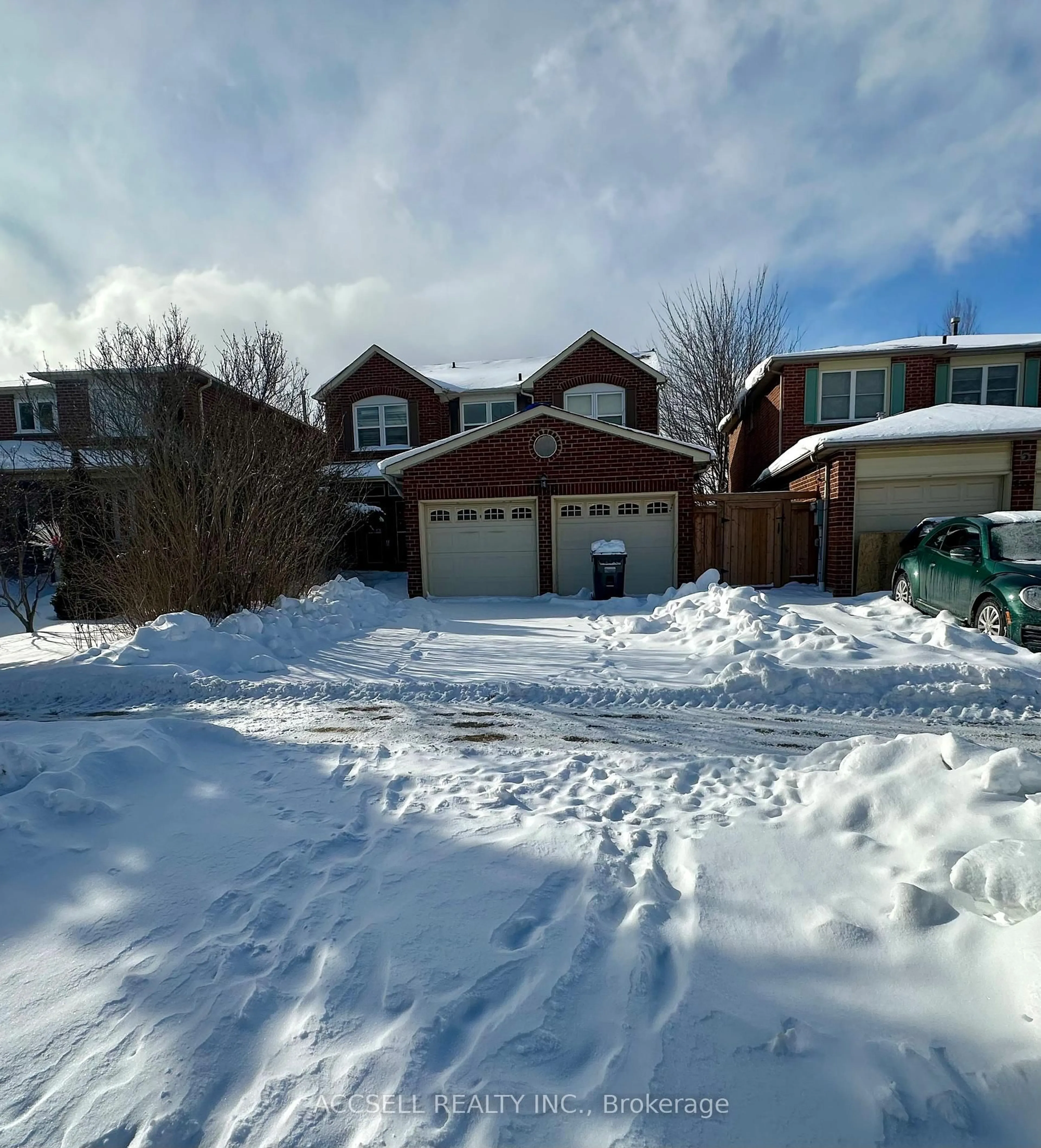 A pic from outside/outdoor area/front of a property/back of a property/a pic from drone, street for 6255 Camgreen Circ, Mississauga Ontario L5N 4M5