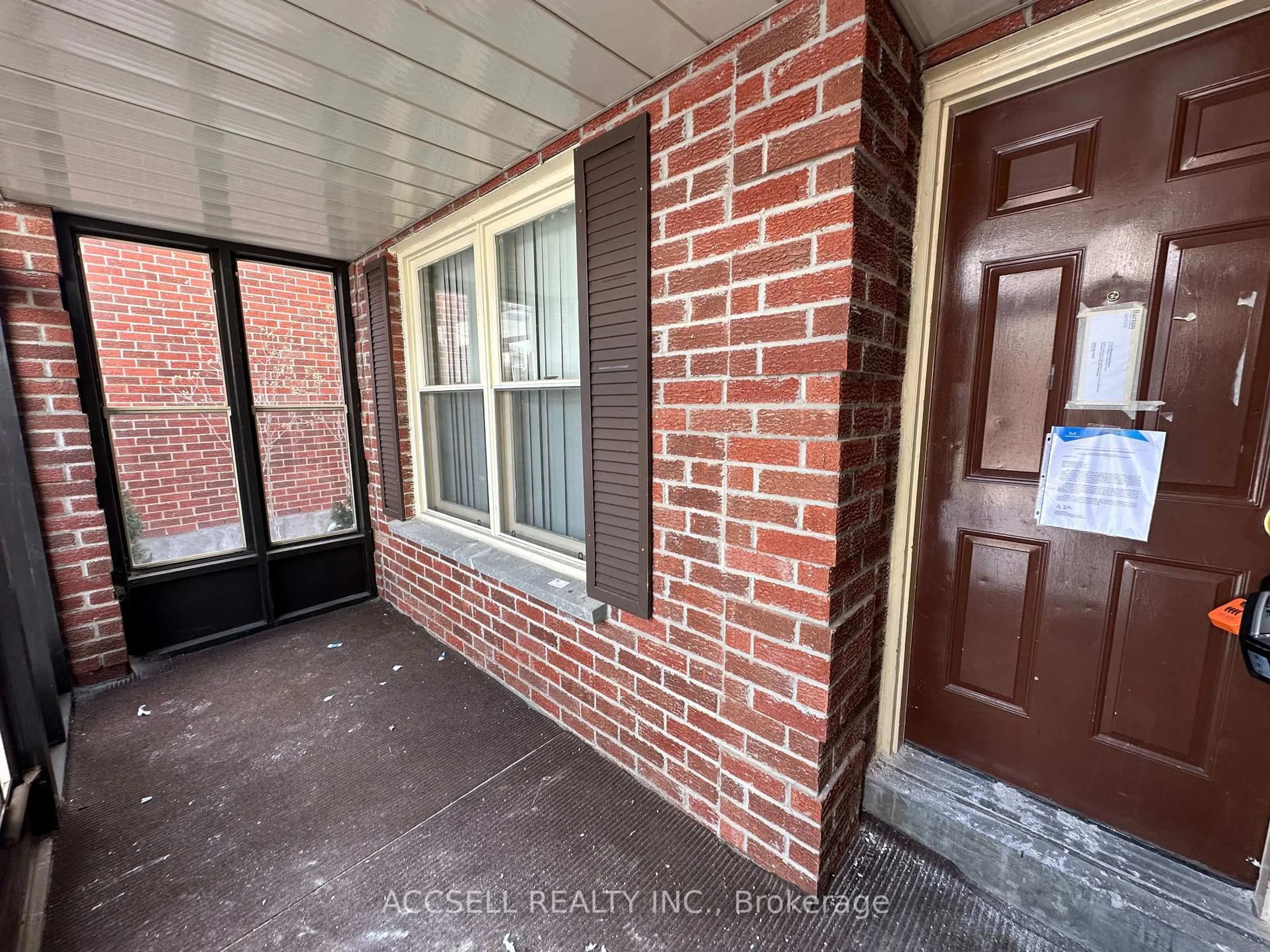 Indoor entryway for 6255 Camgreen Circ, Mississauga Ontario L5N 4M5