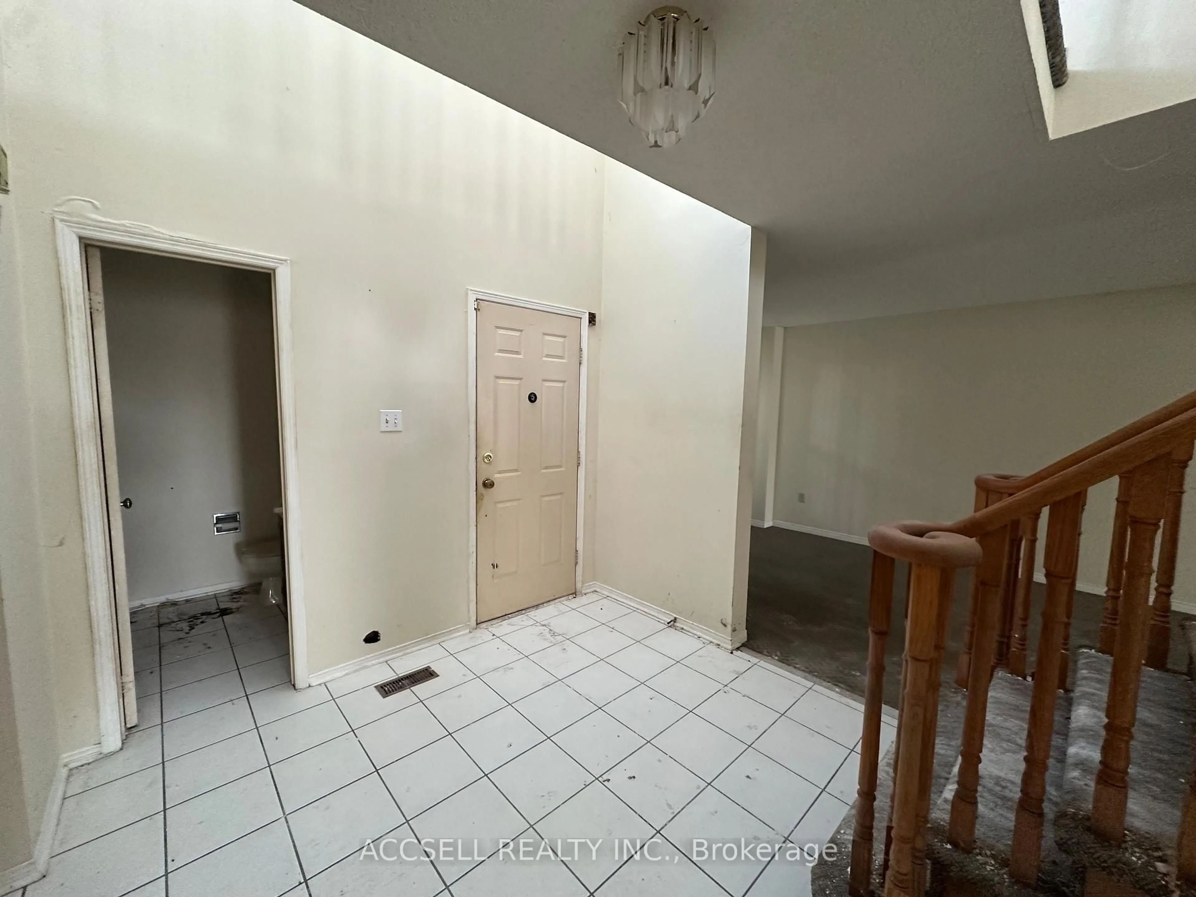 Indoor foyer for 6255 Camgreen Circ, Mississauga Ontario L5N 4M5