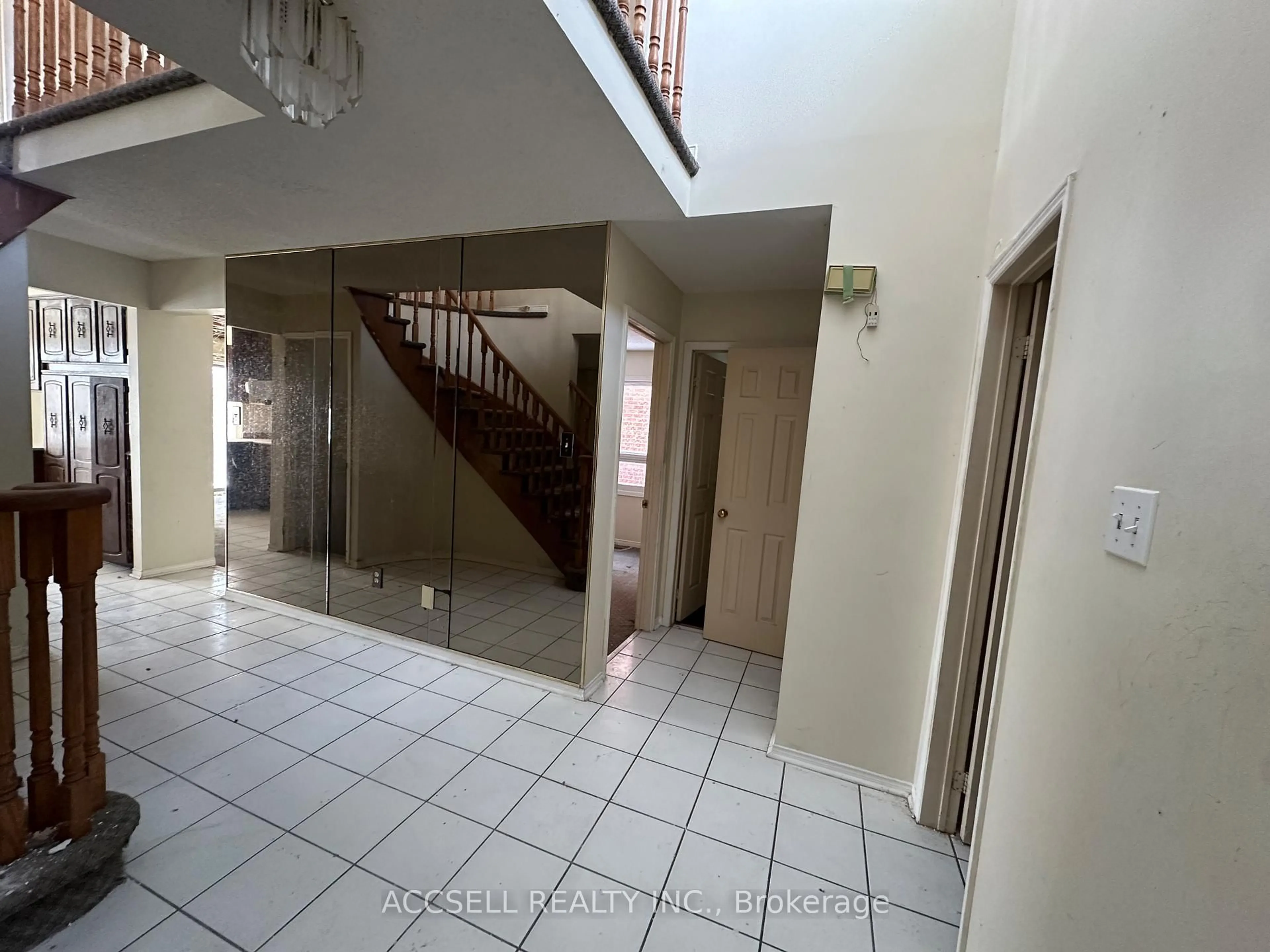 Indoor foyer for 6255 Camgreen Circ, Mississauga Ontario L5N 4M5