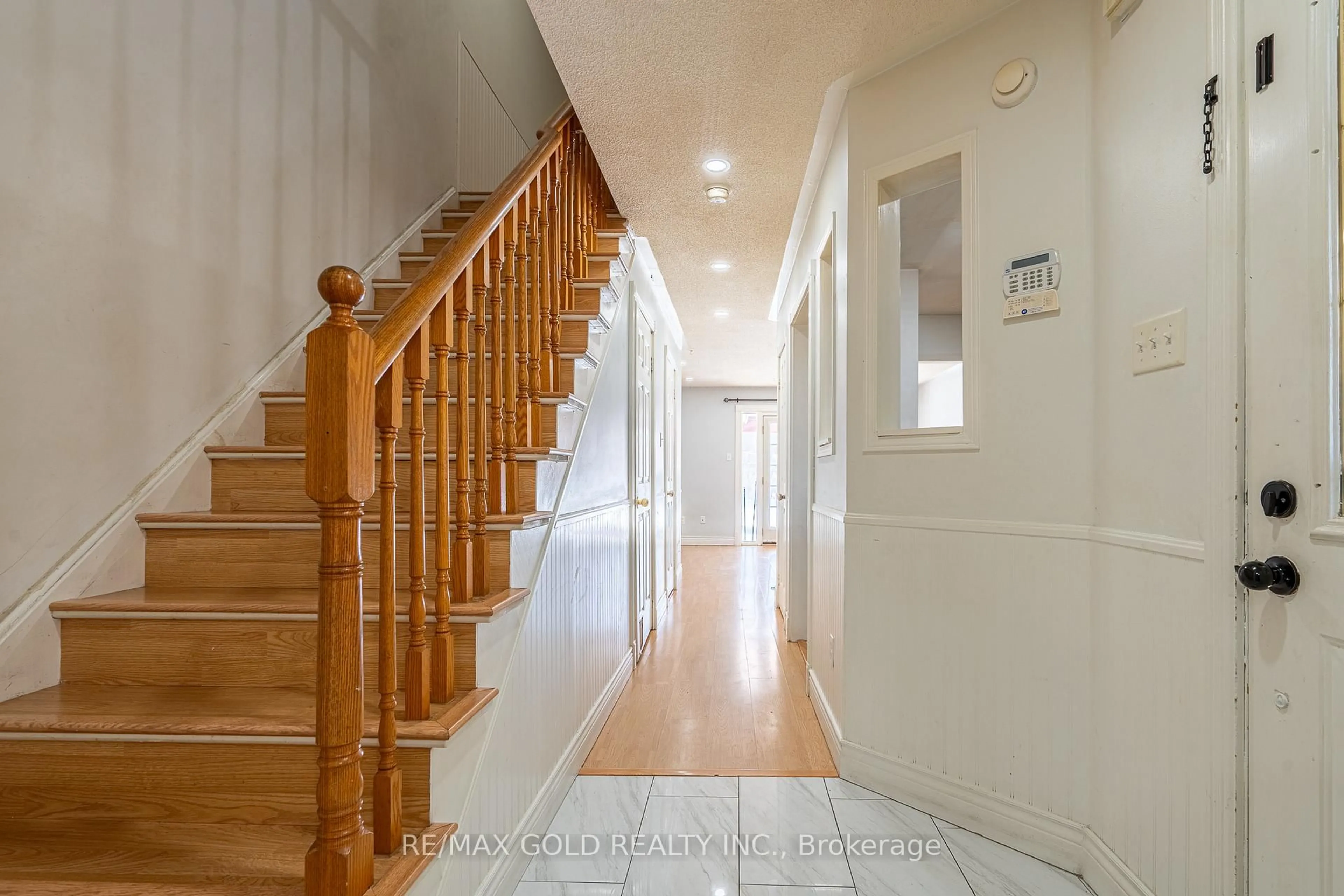Indoor foyer for 25 Clover Bloom Rd, Brampton Ontario L6R 1R8