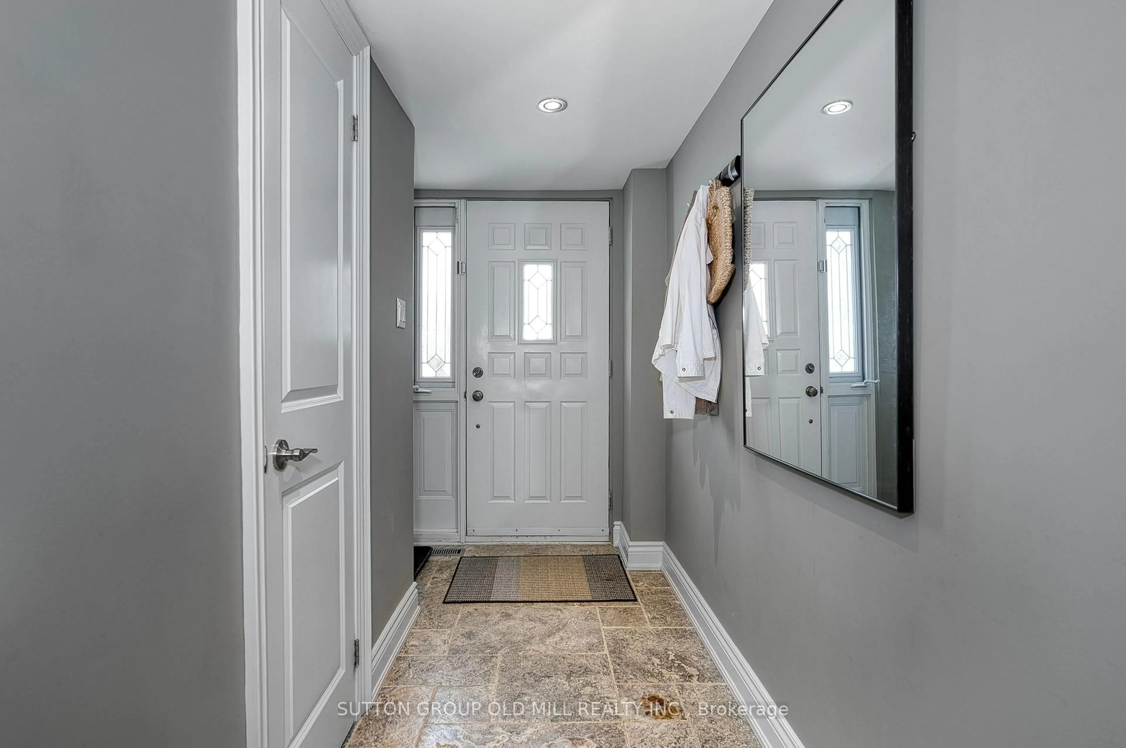 Indoor entryway for 4 Bradbrook Rd #1, Toronto Ontario M8Z 5V3