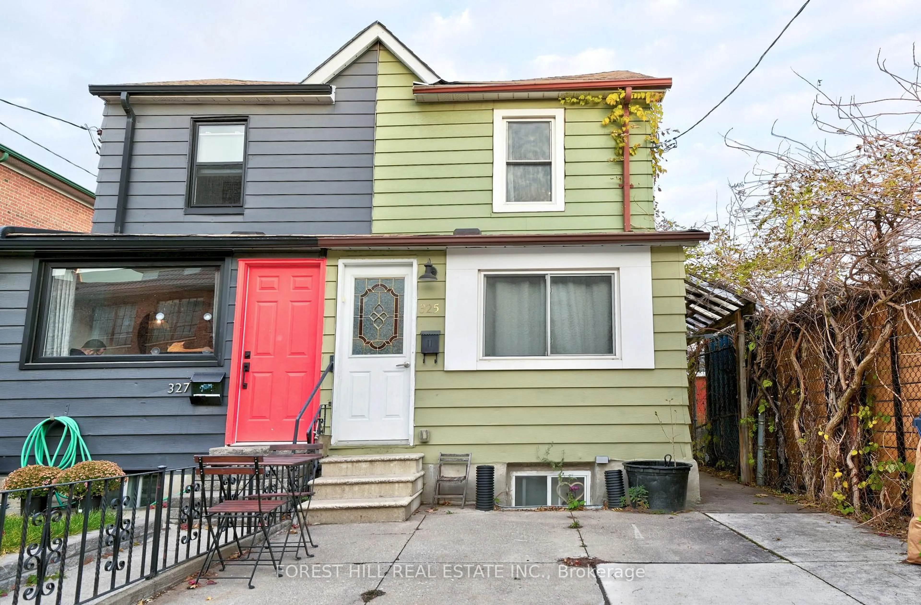 Home with vinyl exterior material, street for 325 Westmoreland Ave, Toronto Ontario M6H 3A6