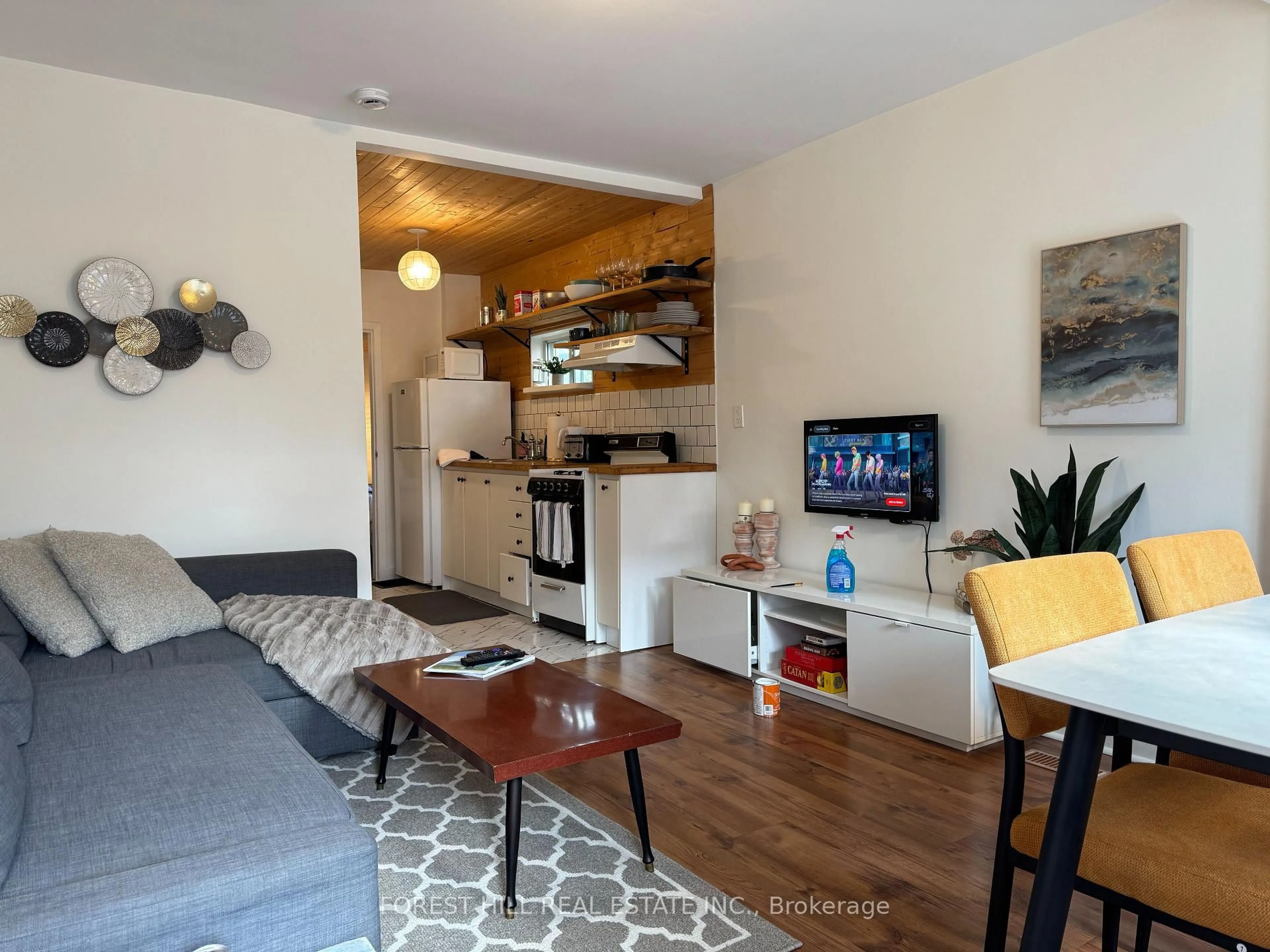 Living room with furniture, wood/laminate floor for 325 Westmoreland Ave, Toronto Ontario M6H 3A6