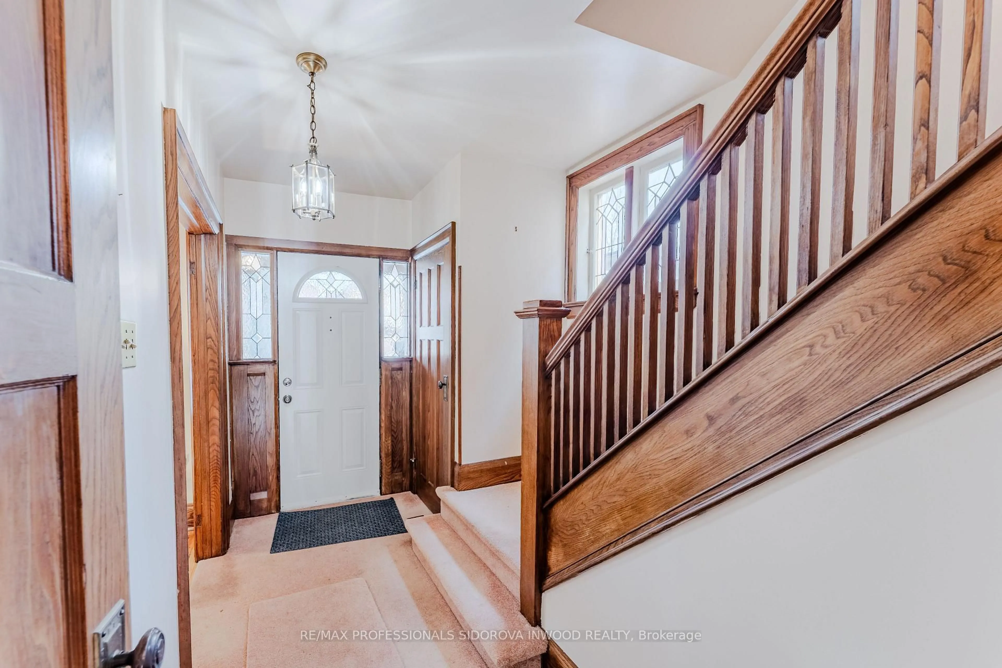 Indoor foyer for 44 Thornhill Ave, Toronto Ontario M6S 4C5