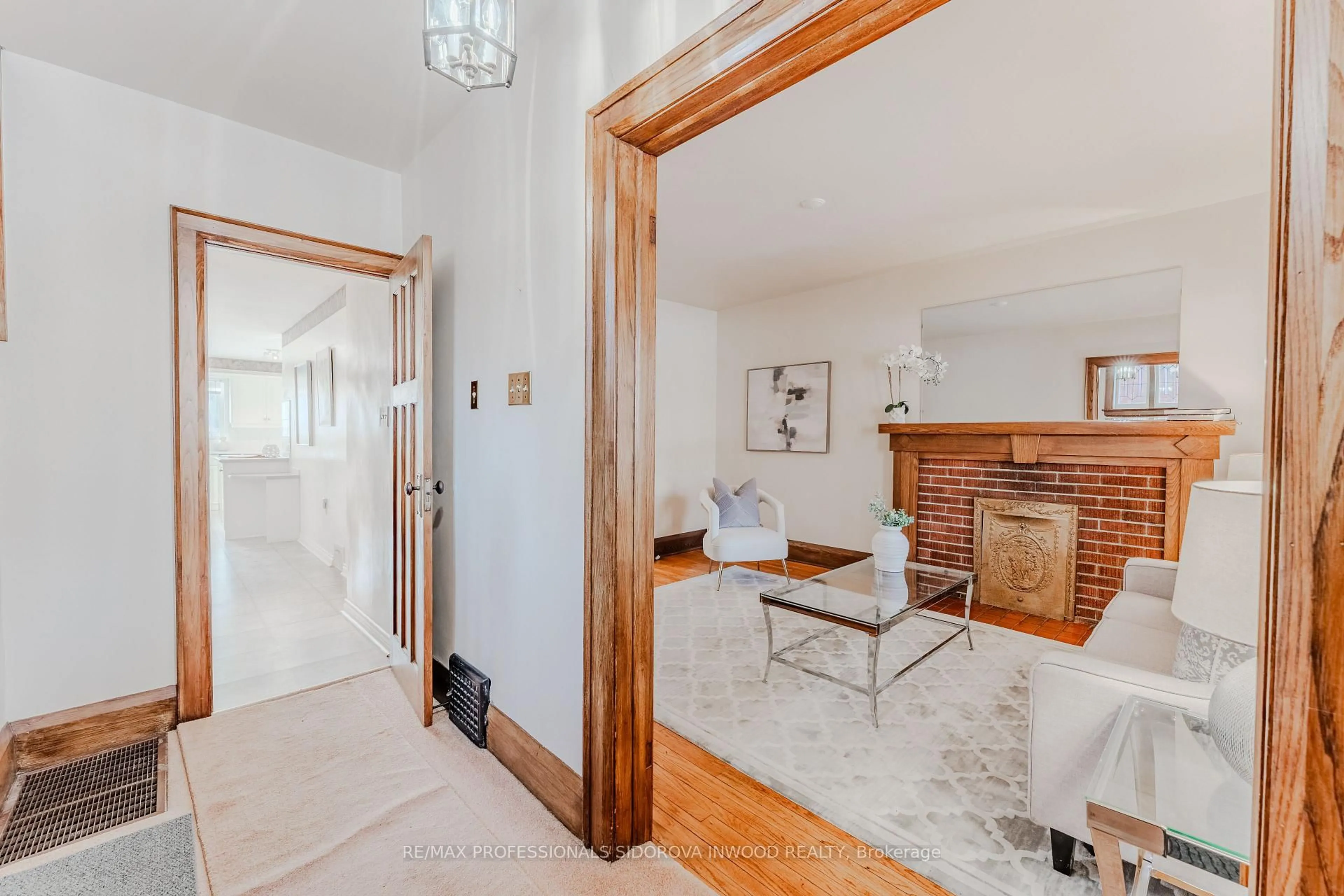 Indoor entryway for 44 Thornhill Ave, Toronto Ontario M6S 4C5