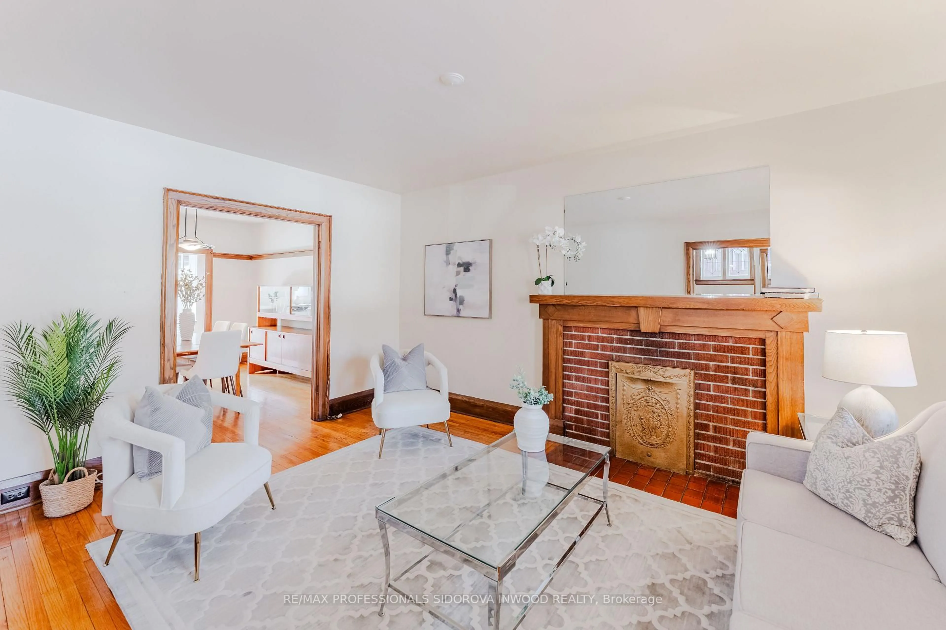 Living room with furniture, unknown for 44 Thornhill Ave, Toronto Ontario M6S 4C5