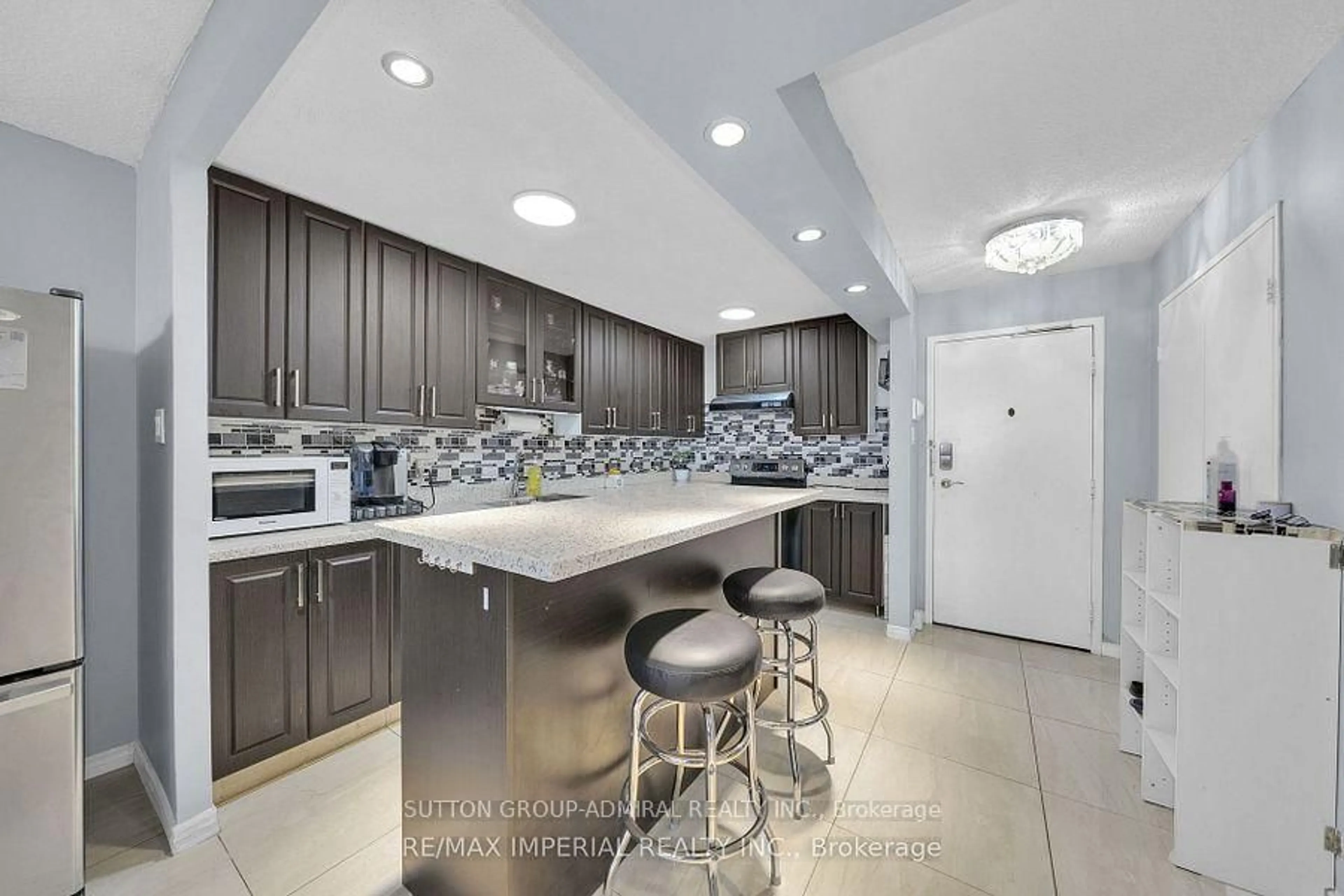 Open concept kitchen, ceramic/tile floor for 10 Tobermory Dr #PH12, Toronto Ontario M3N 2Y5
