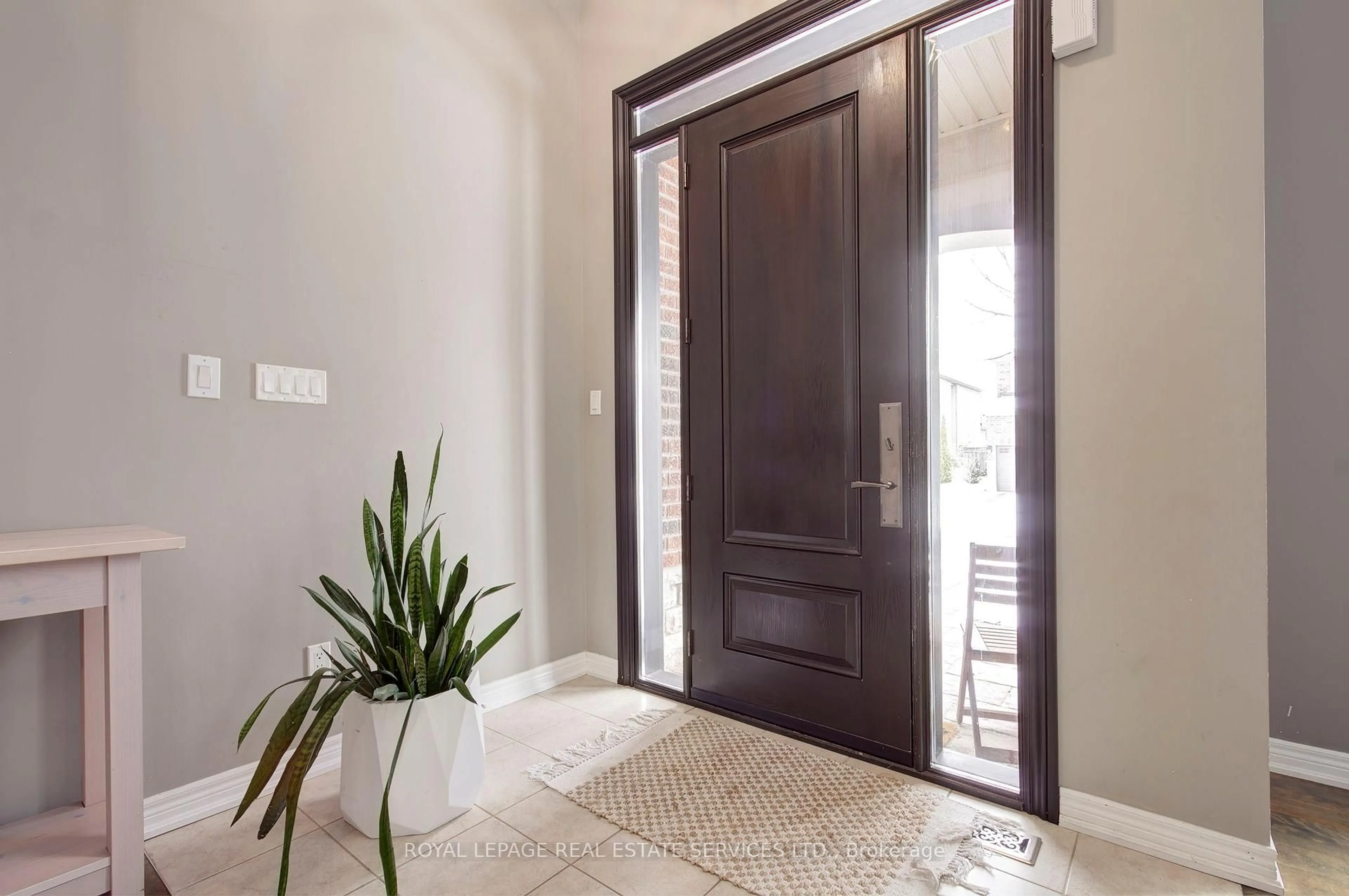 Indoor foyer for 3229 Saltaire Cres, Oakville Ontario L6M 0K8