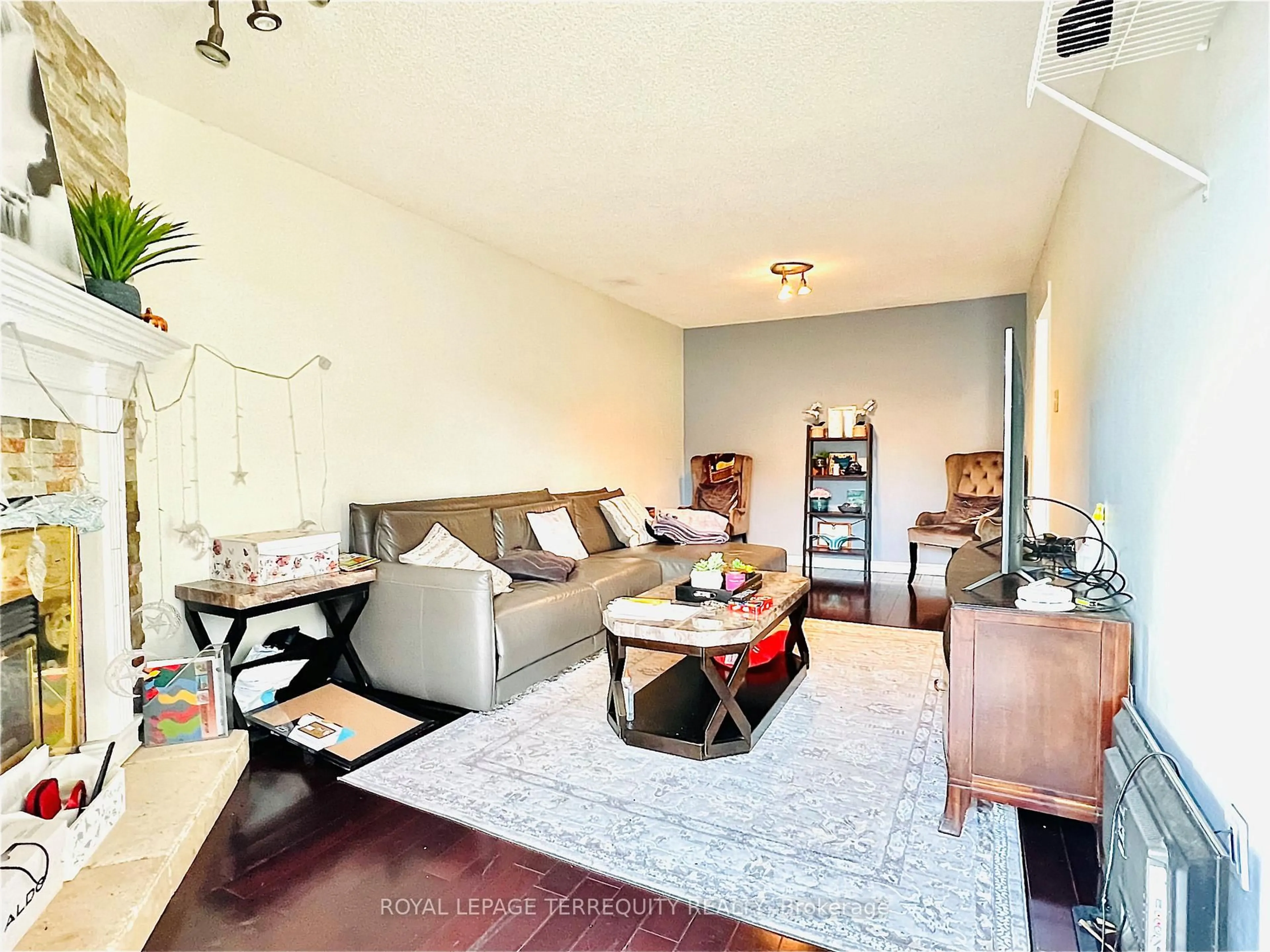 Living room with furniture, unknown for 531 Loretta Crt, Mississauga Ontario L5B 3S2