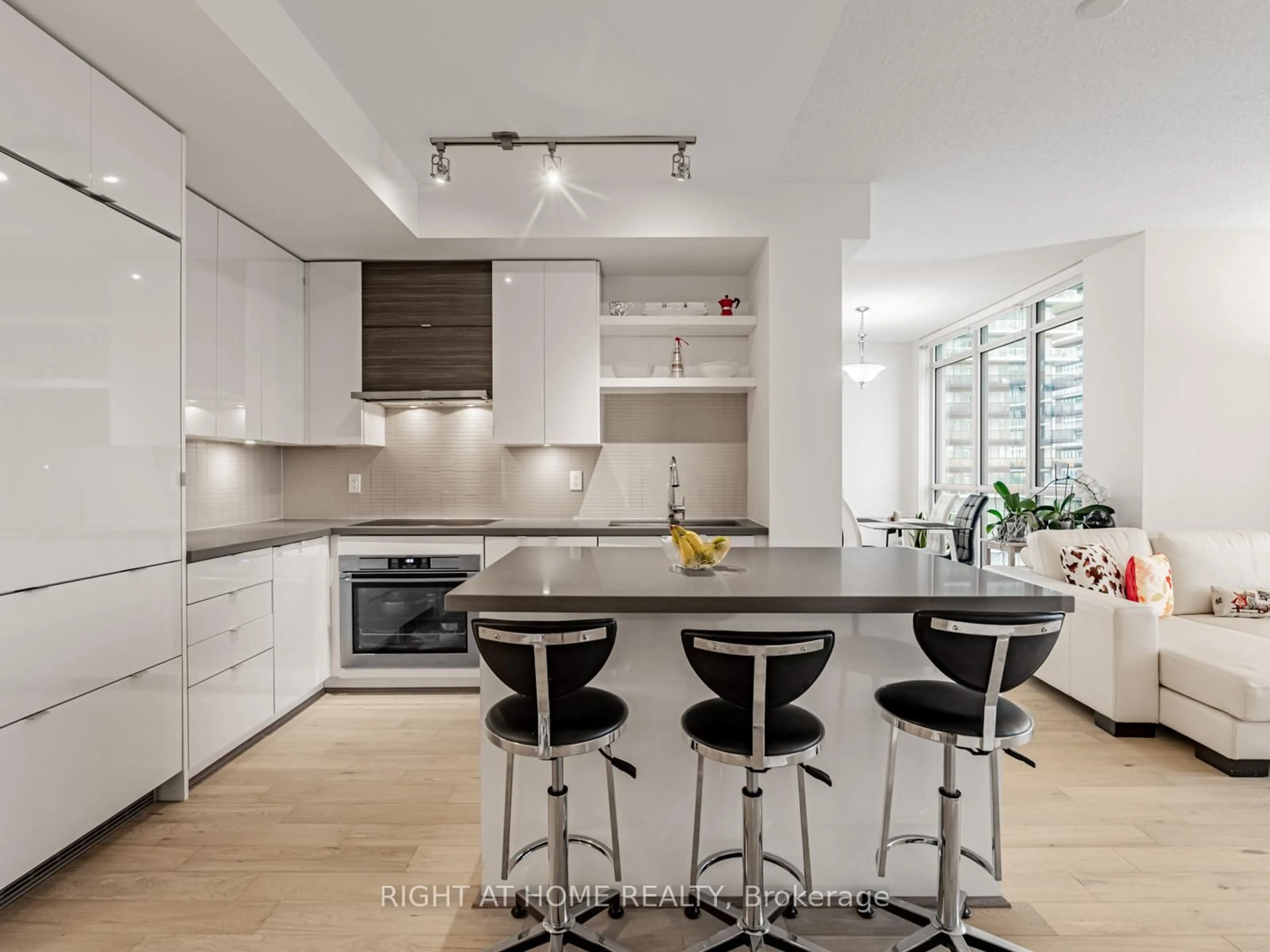 Contemporary kitchen, unknown for 59 ANNIE CRAIG Dr #3507, Toronto Ontario M8V 0C4