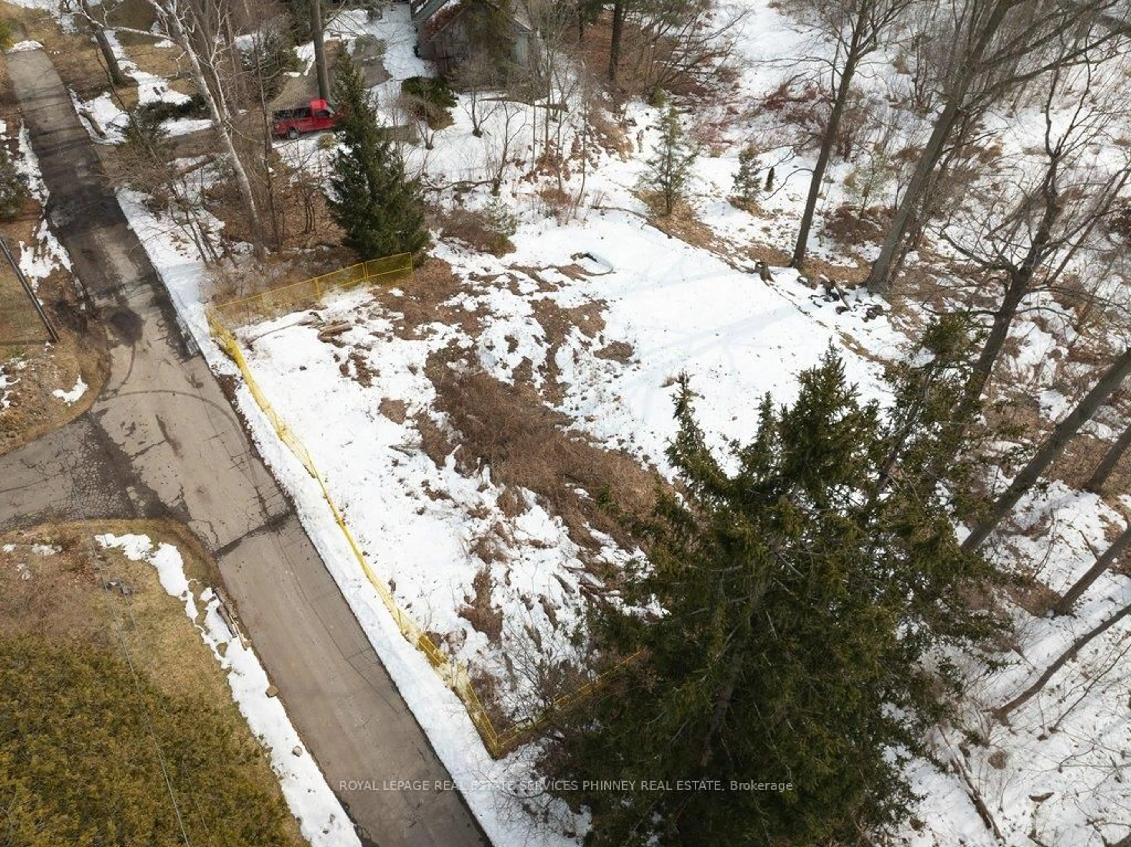 A pic from outside/outdoor area/front of a property/back of a property/a pic from drone, forest/trees view for 846 Chaucer Ave, Mississauga Ontario L5H 2Z4