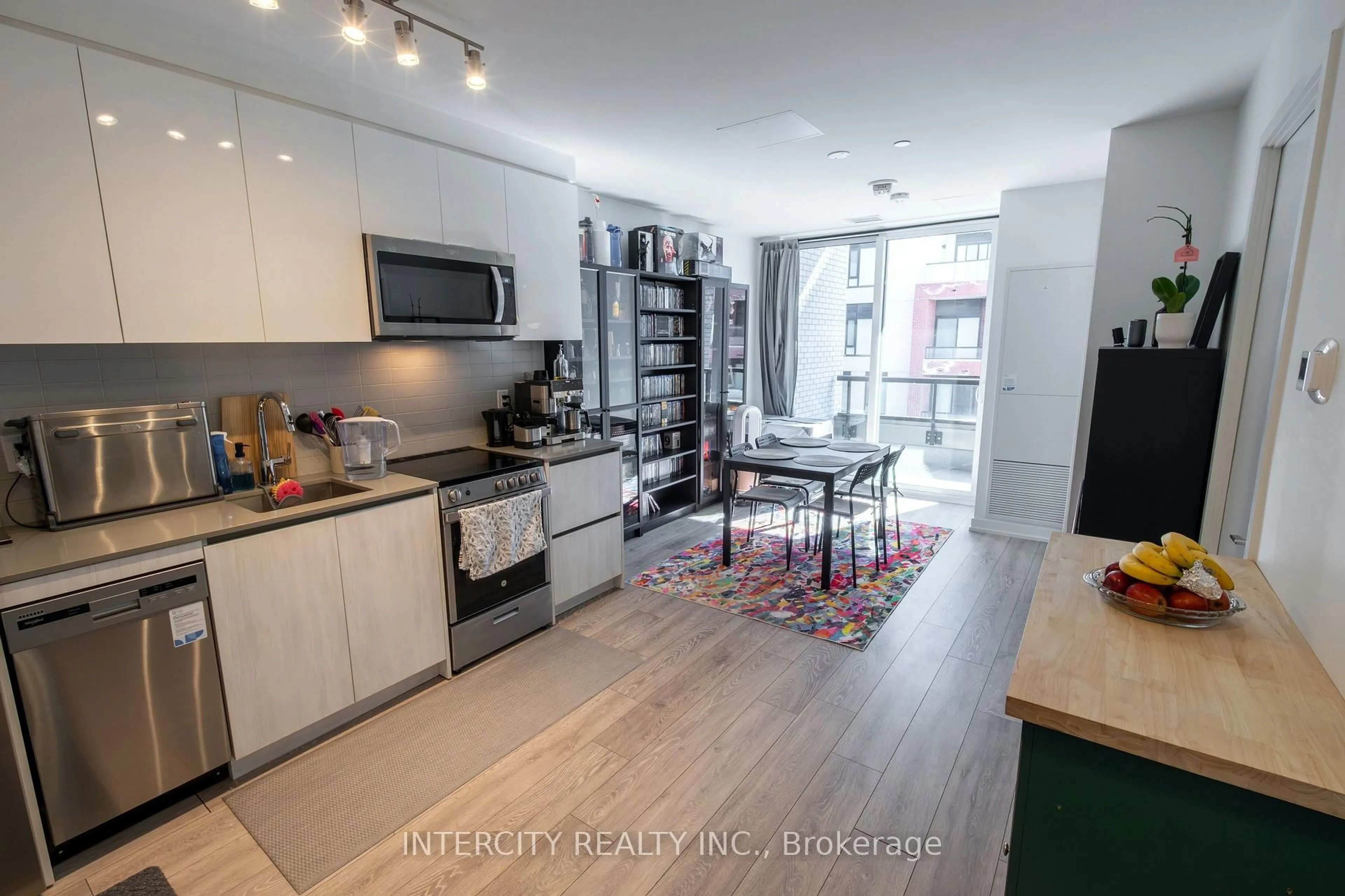 Open concept kitchen, wood/laminate floor for 3100 Keele St #604, Toronto Ontario M3M 0E1