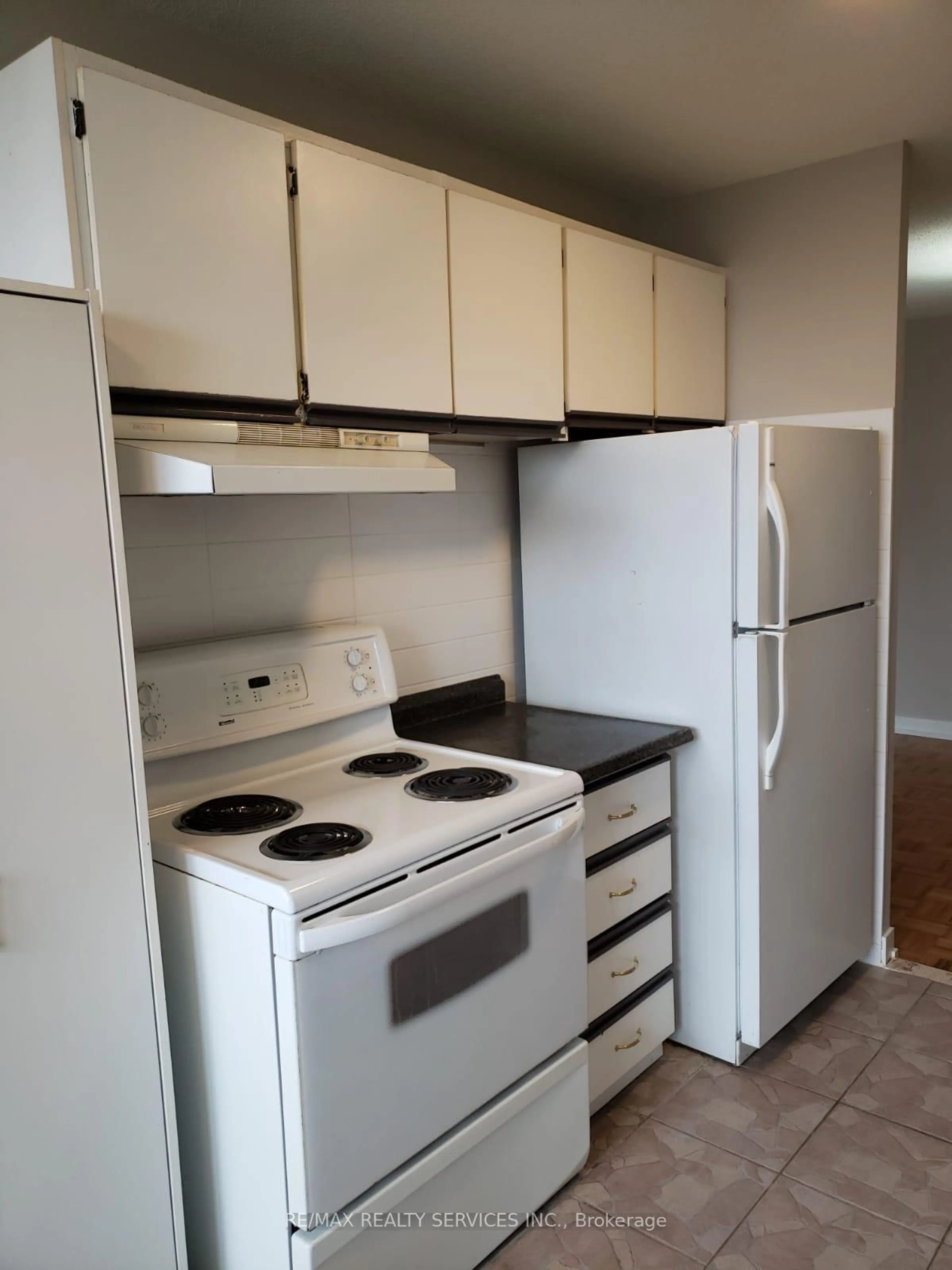 Standard kitchen, unknown for 4 Kings Cross Rd #1806, Brampton Ontario L6T 3X8