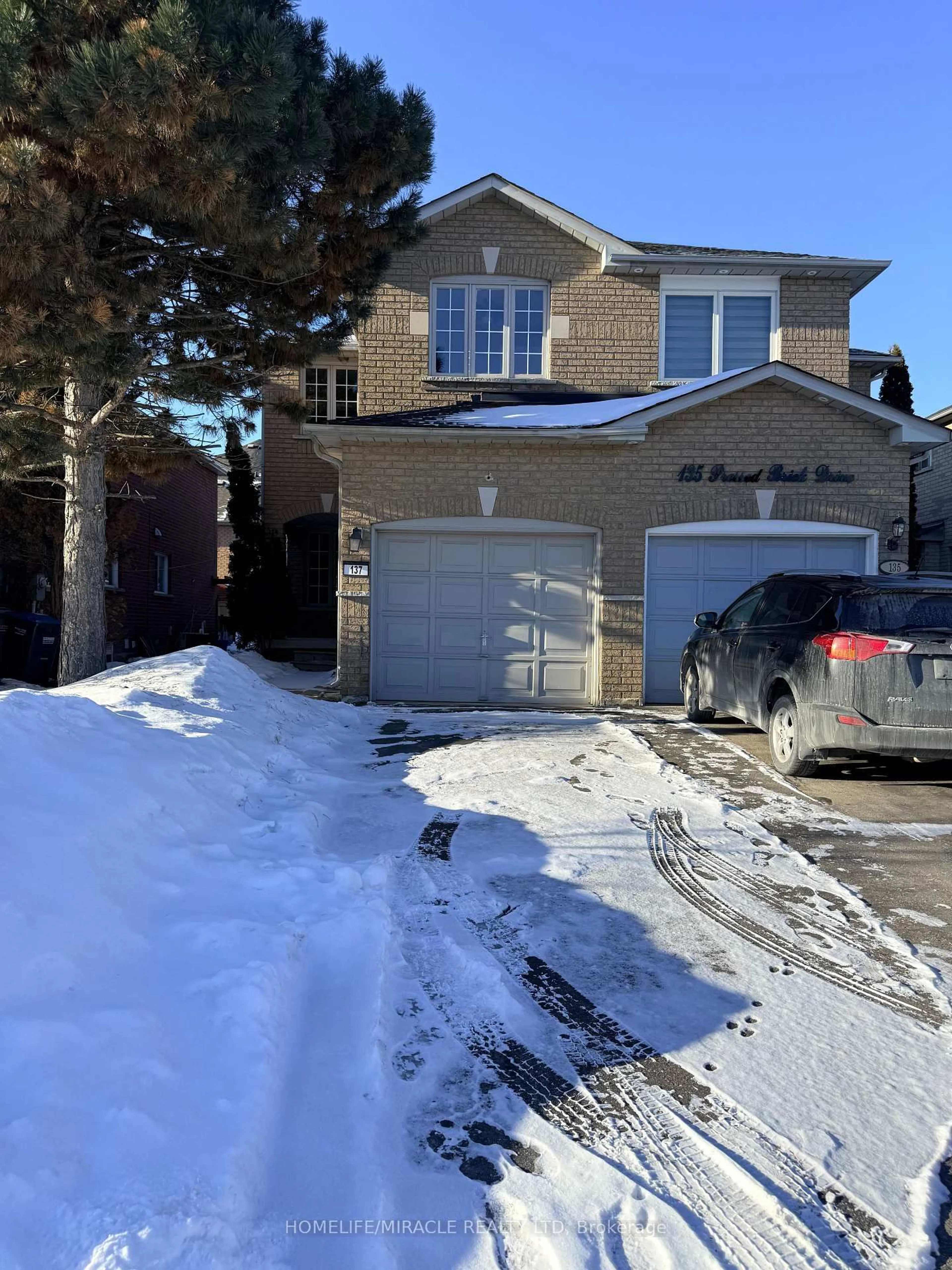 A pic from outside/outdoor area/front of a property/back of a property/a pic from drone, street for 137 Pressed Brick Dr, Brampton Ontario L6V 4K5