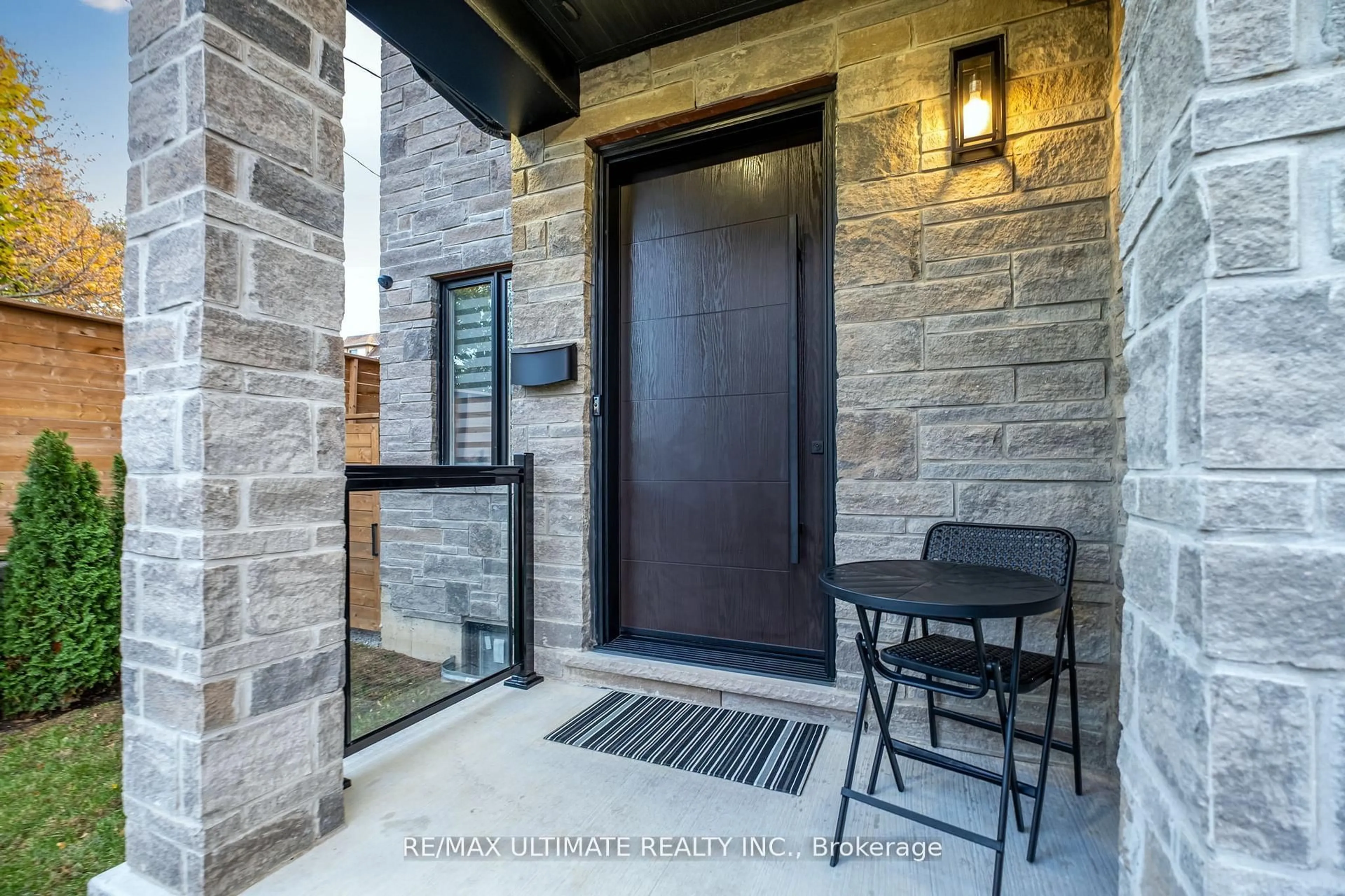 Indoor entryway for 31 Flindon Rd, Toronto Ontario M9M 1J1