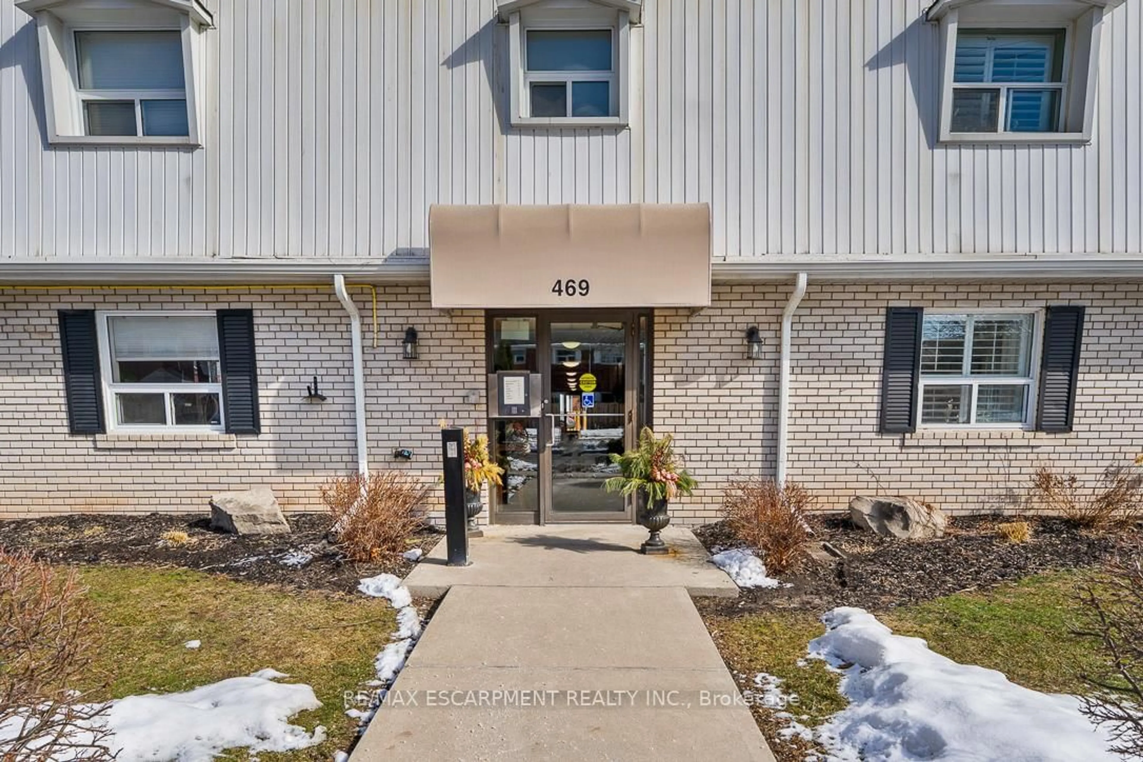 Indoor foyer for 469 Claridge Rd #5, Burlington Ontario L7N 2S1