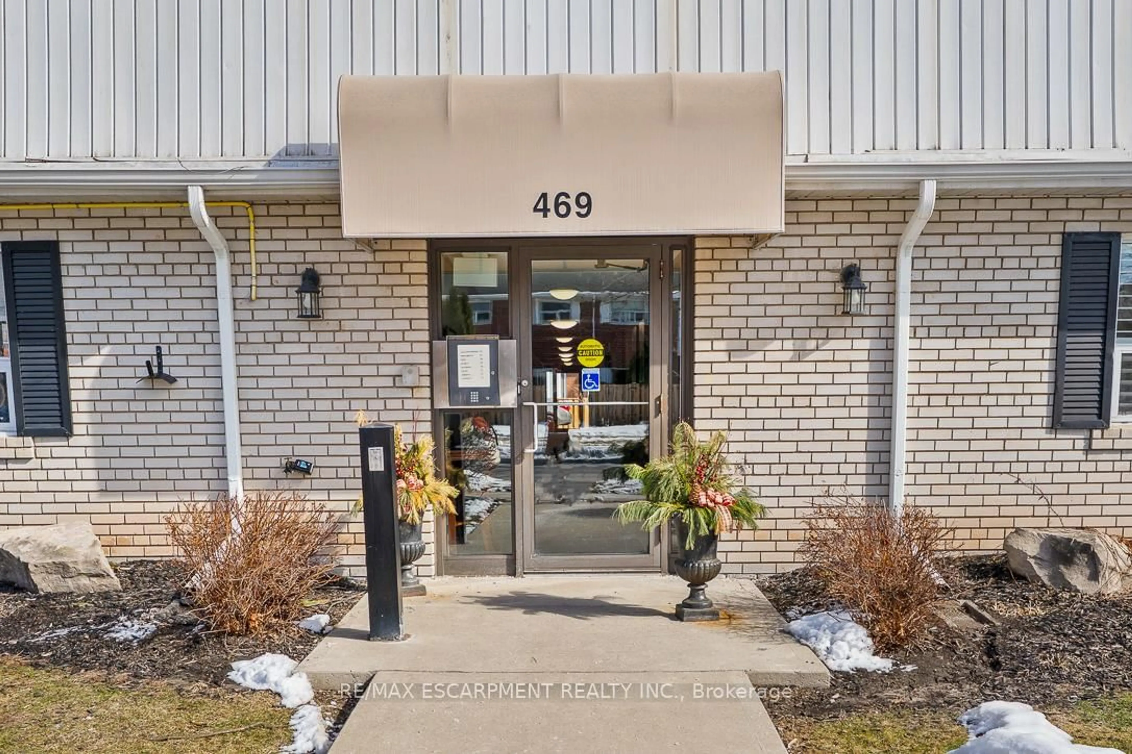 Indoor foyer for 469 Claridge Rd #5, Burlington Ontario L7N 2S1