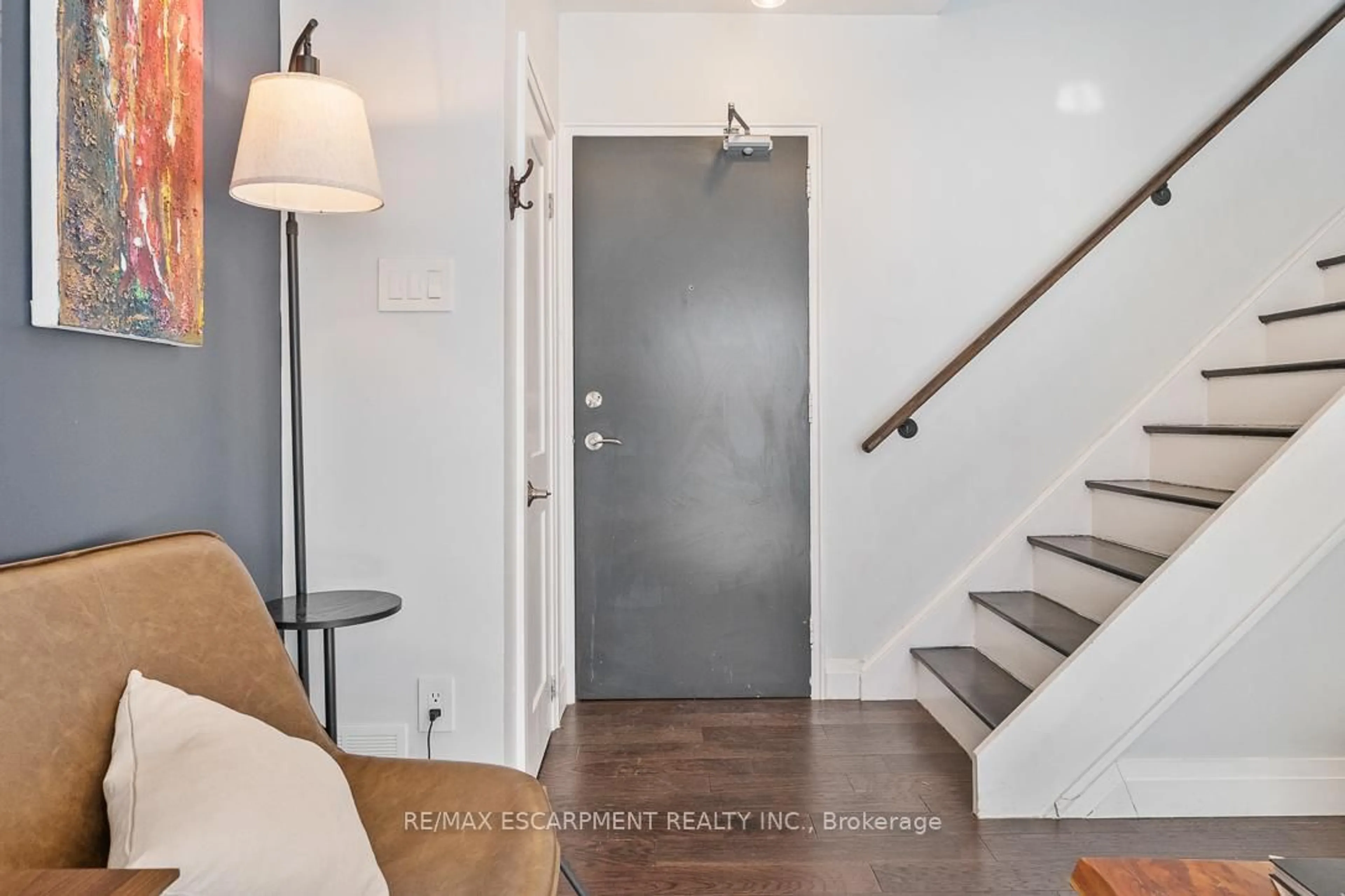 Indoor entryway for 469 Claridge Rd #5, Burlington Ontario L7N 2S1