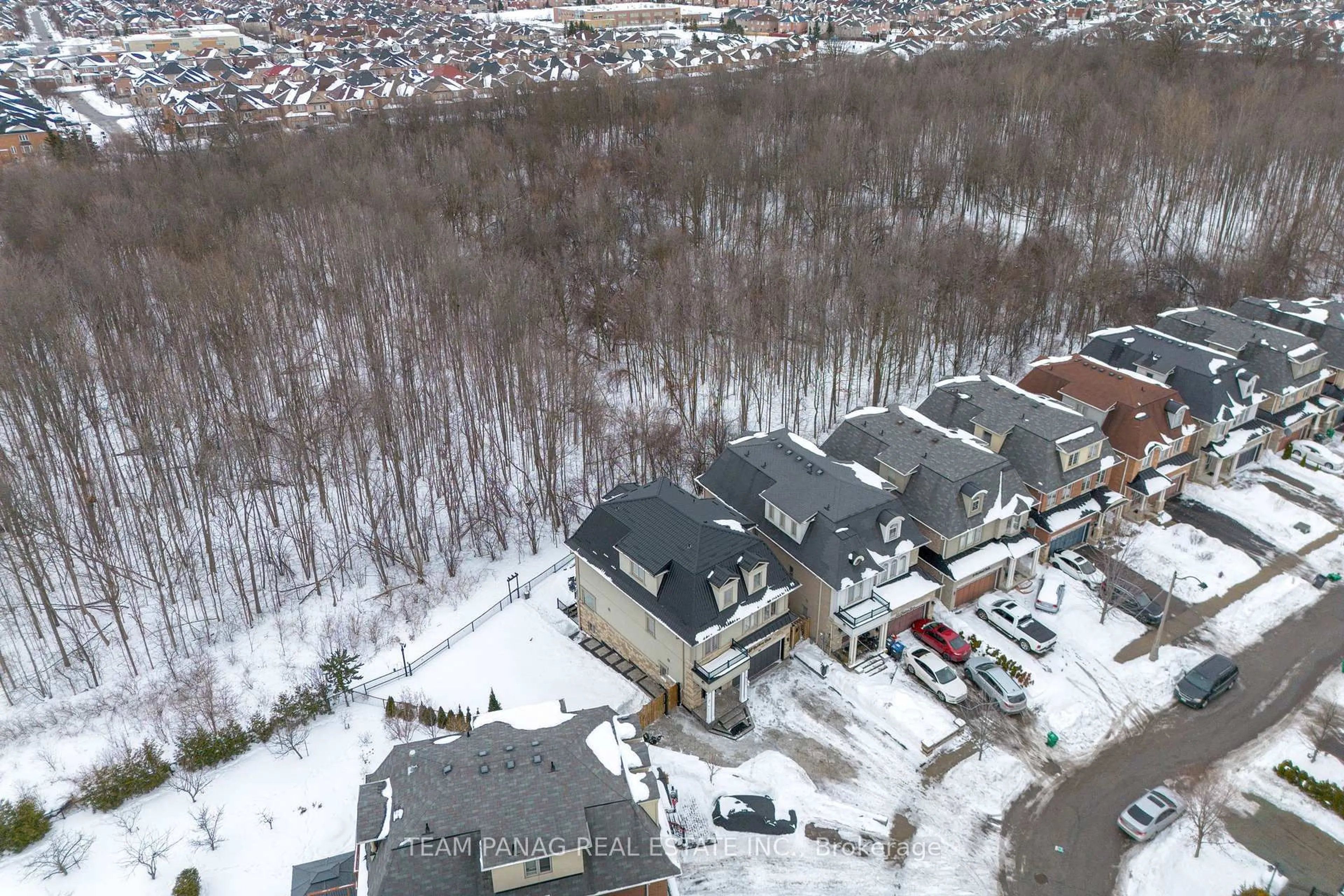 A pic from outside/outdoor area/front of a property/back of a property/a pic from drone, street for 87 Haviland Circ, Brampton Ontario L6R 0T7
