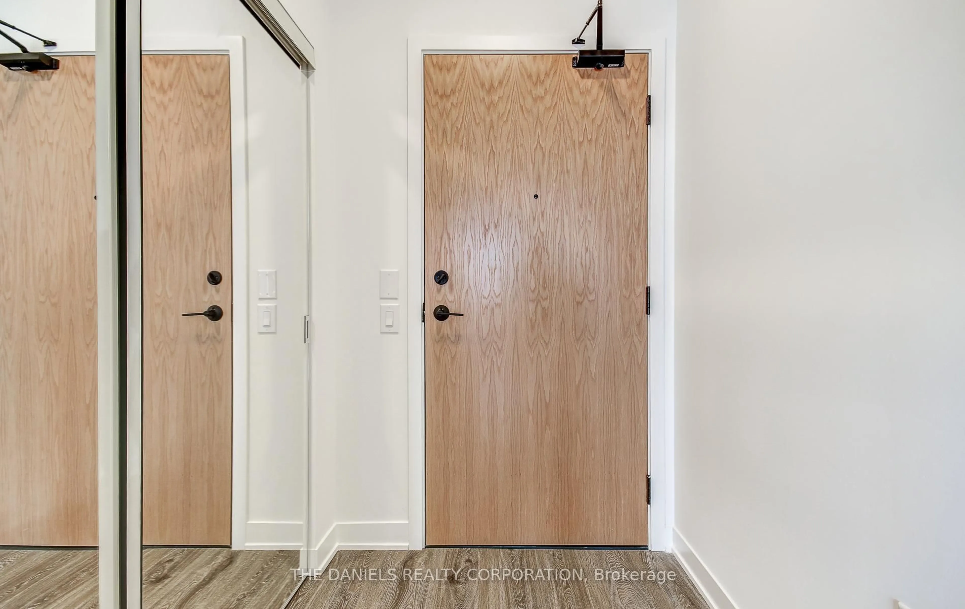 Indoor entryway for 2495 Eglinton Ave #1602, Mississauga Ontario L5M 2T2