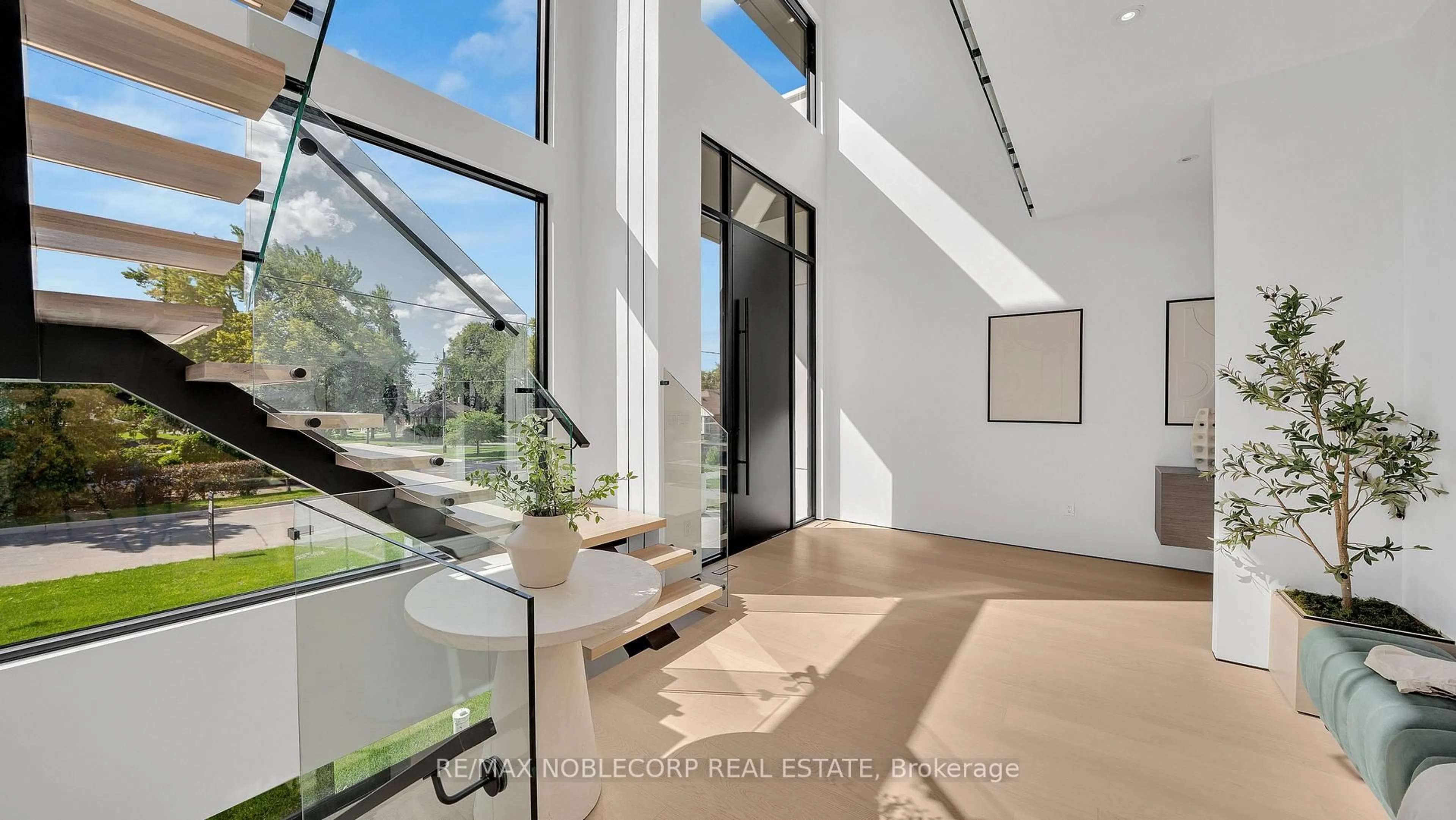 Indoor foyer for 16 Deevale Rd, Toronto Ontario M3M 1Z3