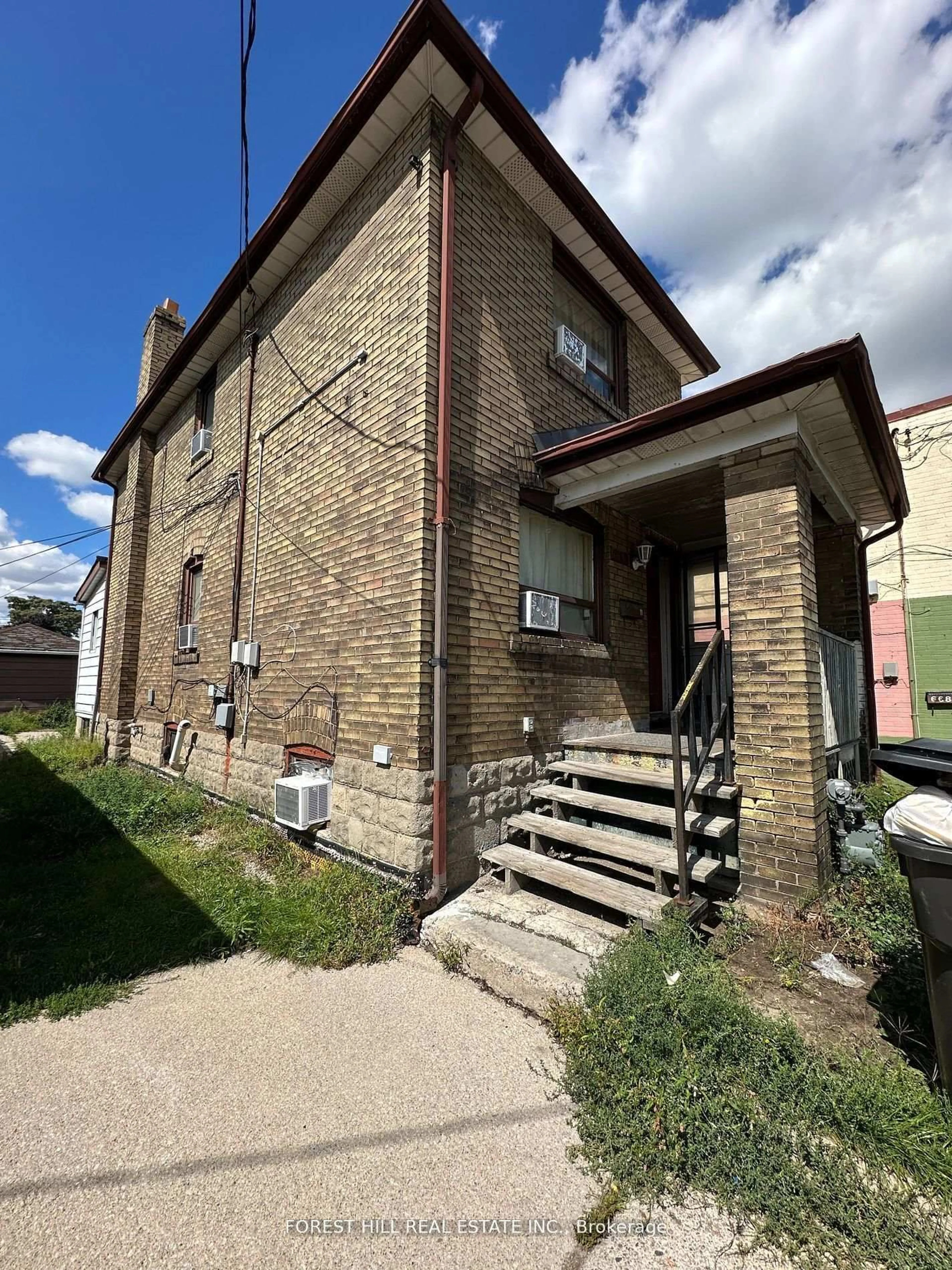 Home with brick exterior material, building for 666 Jane St, Toronto Ontario M6N 4A7