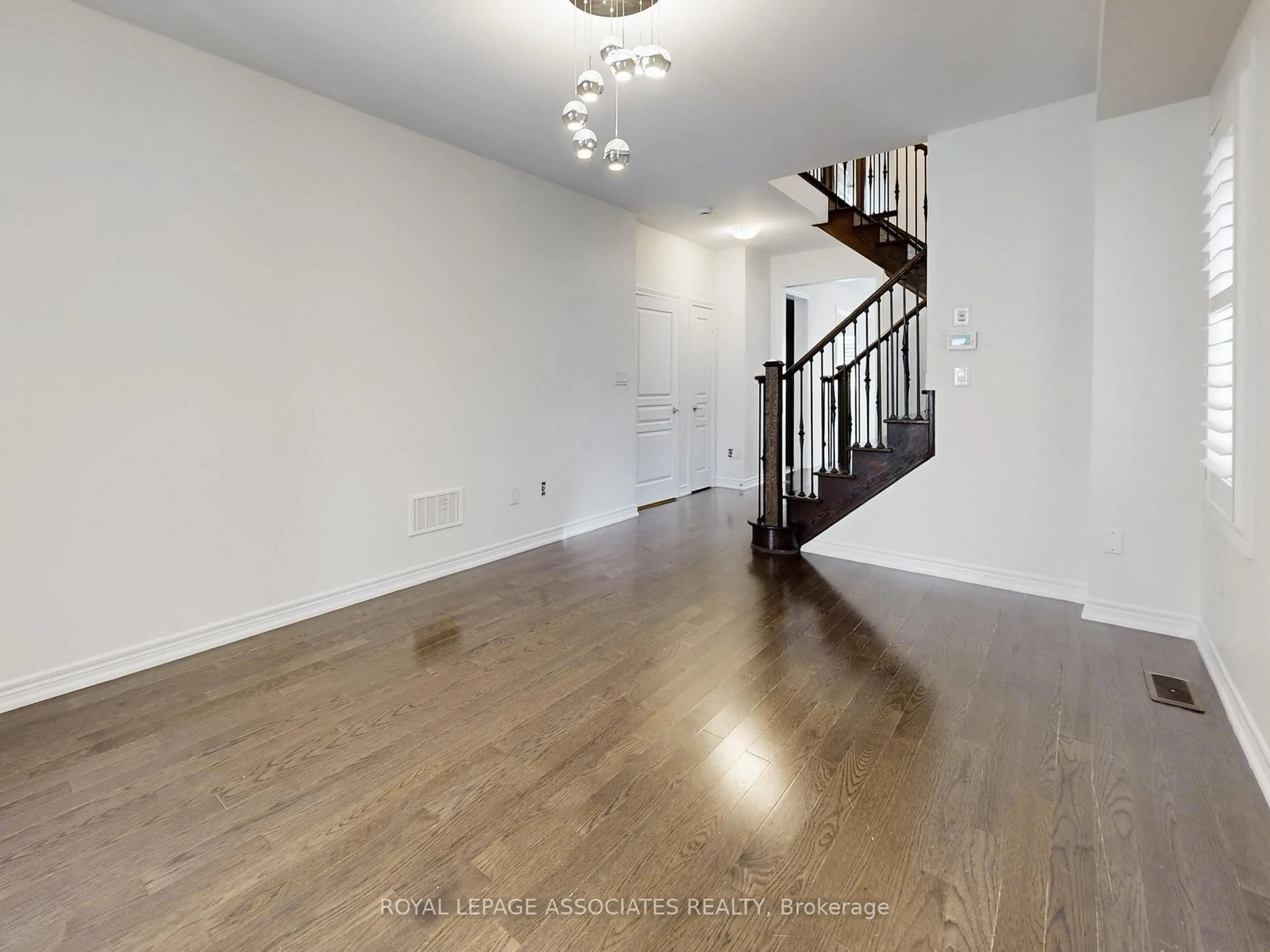 Unknown for 10 Lloyd Cres, Brampton Ontario L7A 4J5