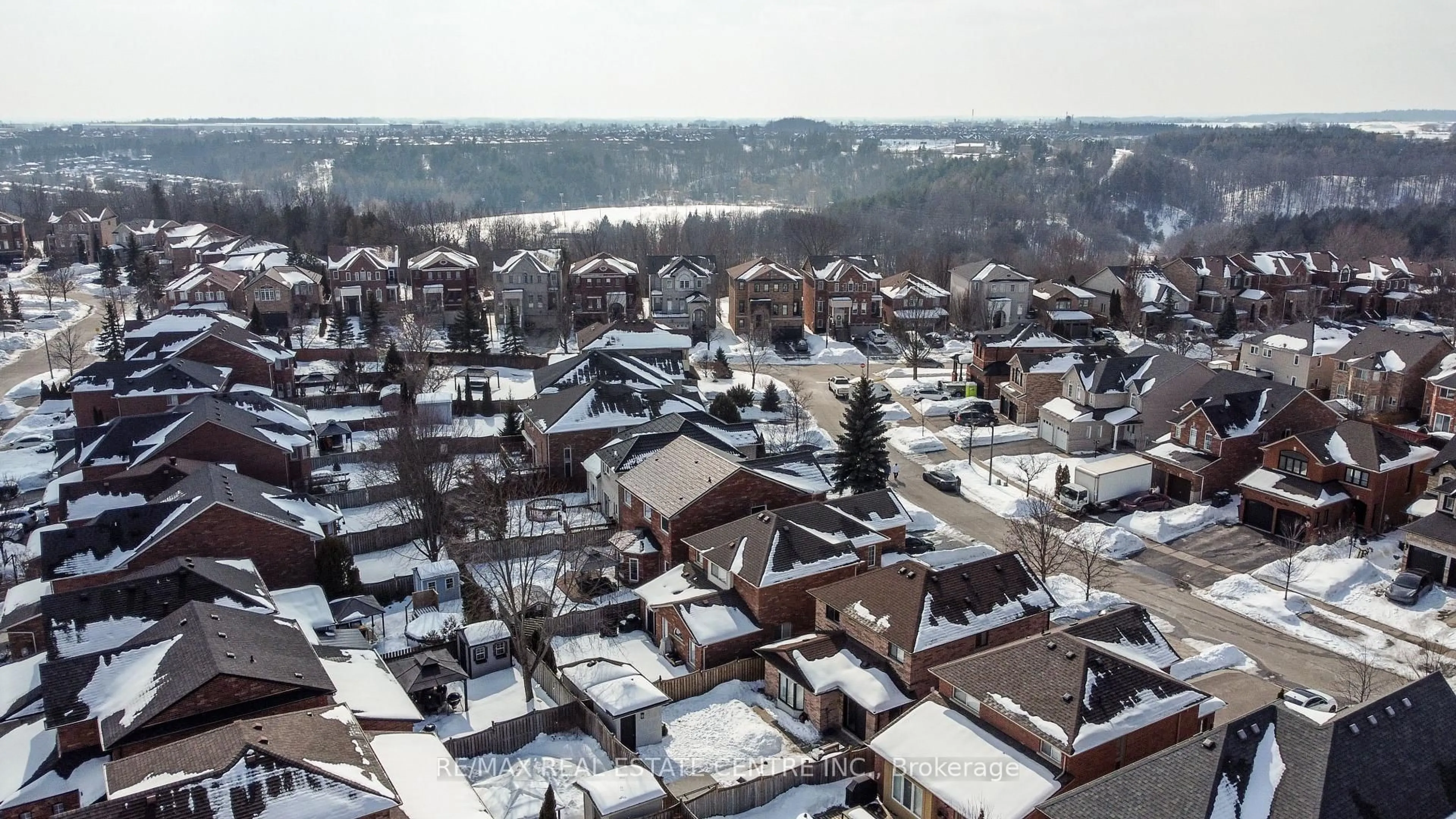 A pic from outside/outdoor area/front of a property/back of a property/a pic from drone, unknown for 50 Cross Country Blvd, Caledon Ontario L7E 2N6