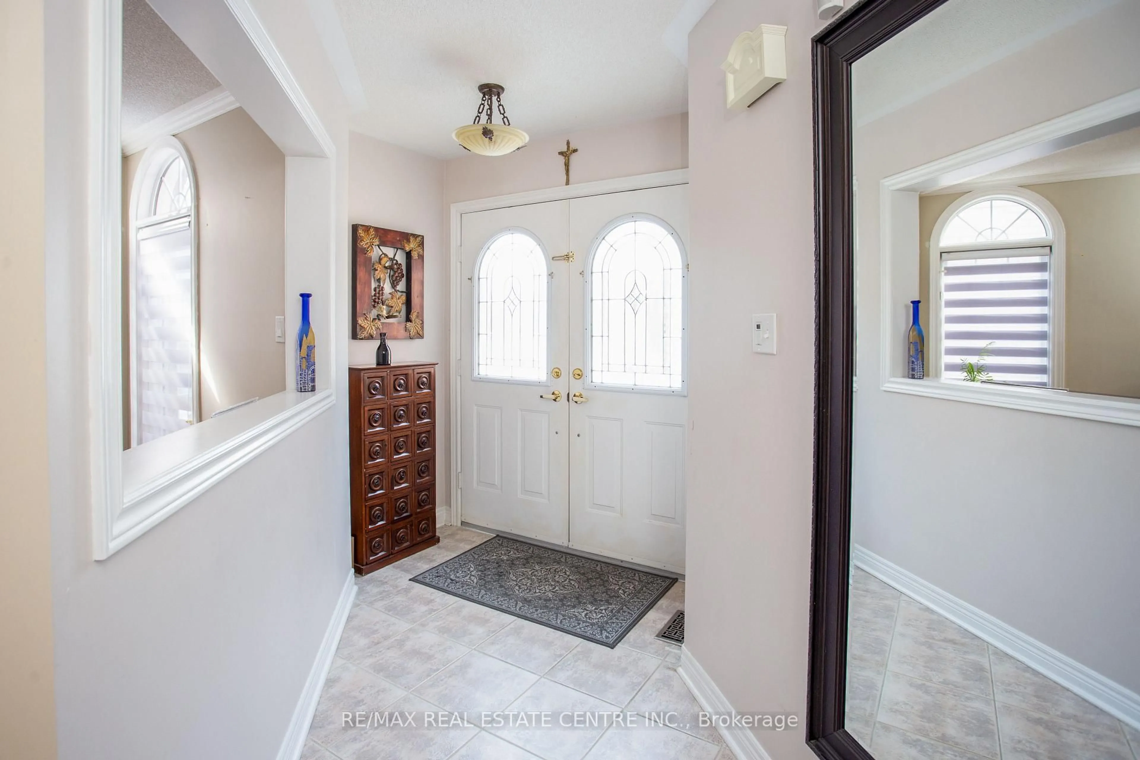 Indoor entryway for 50 Cross Country Blvd, Caledon Ontario L7E 2N6