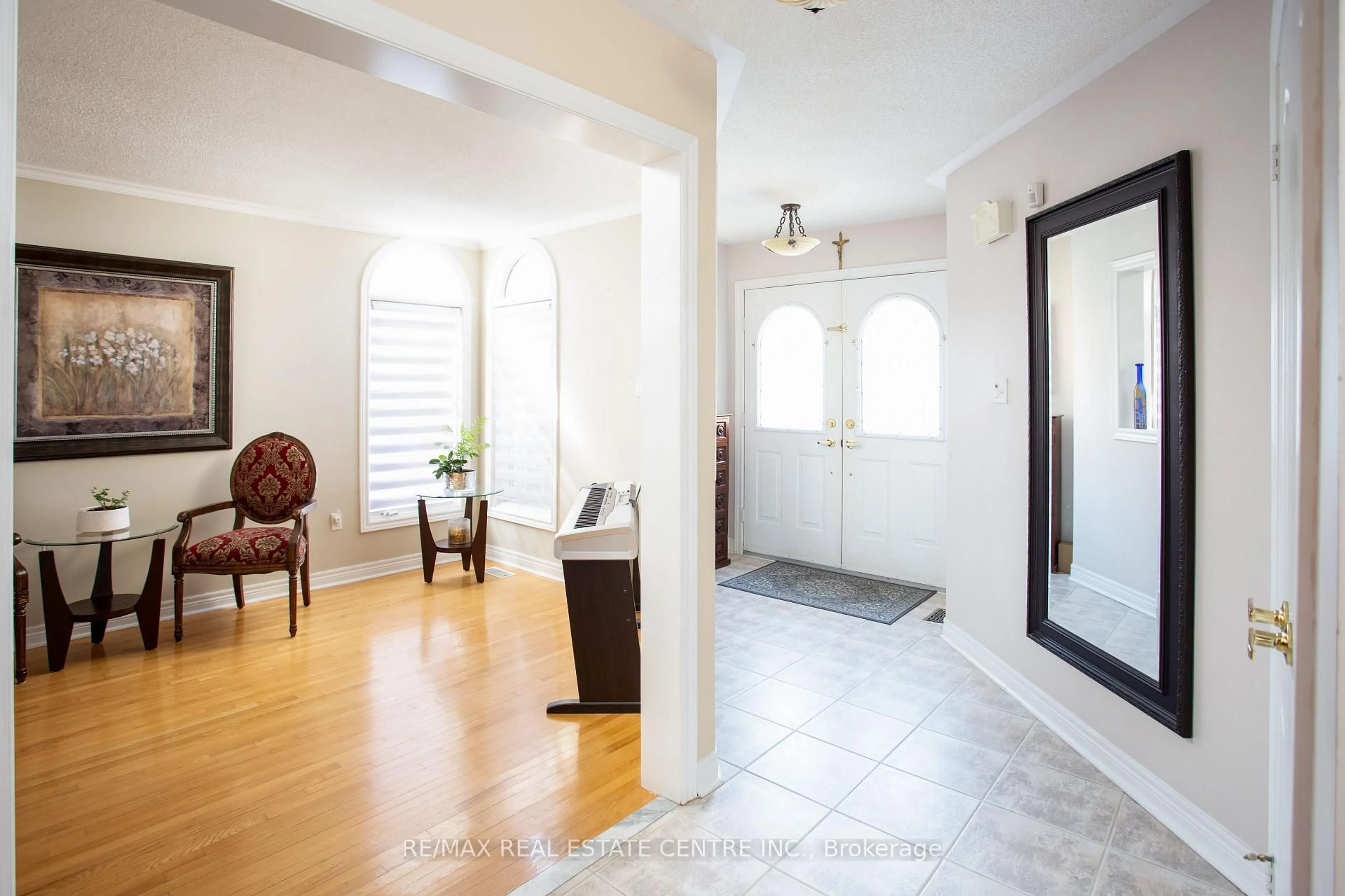 Indoor entryway for 50 Cross Country Blvd, Caledon Ontario L7E 2N6