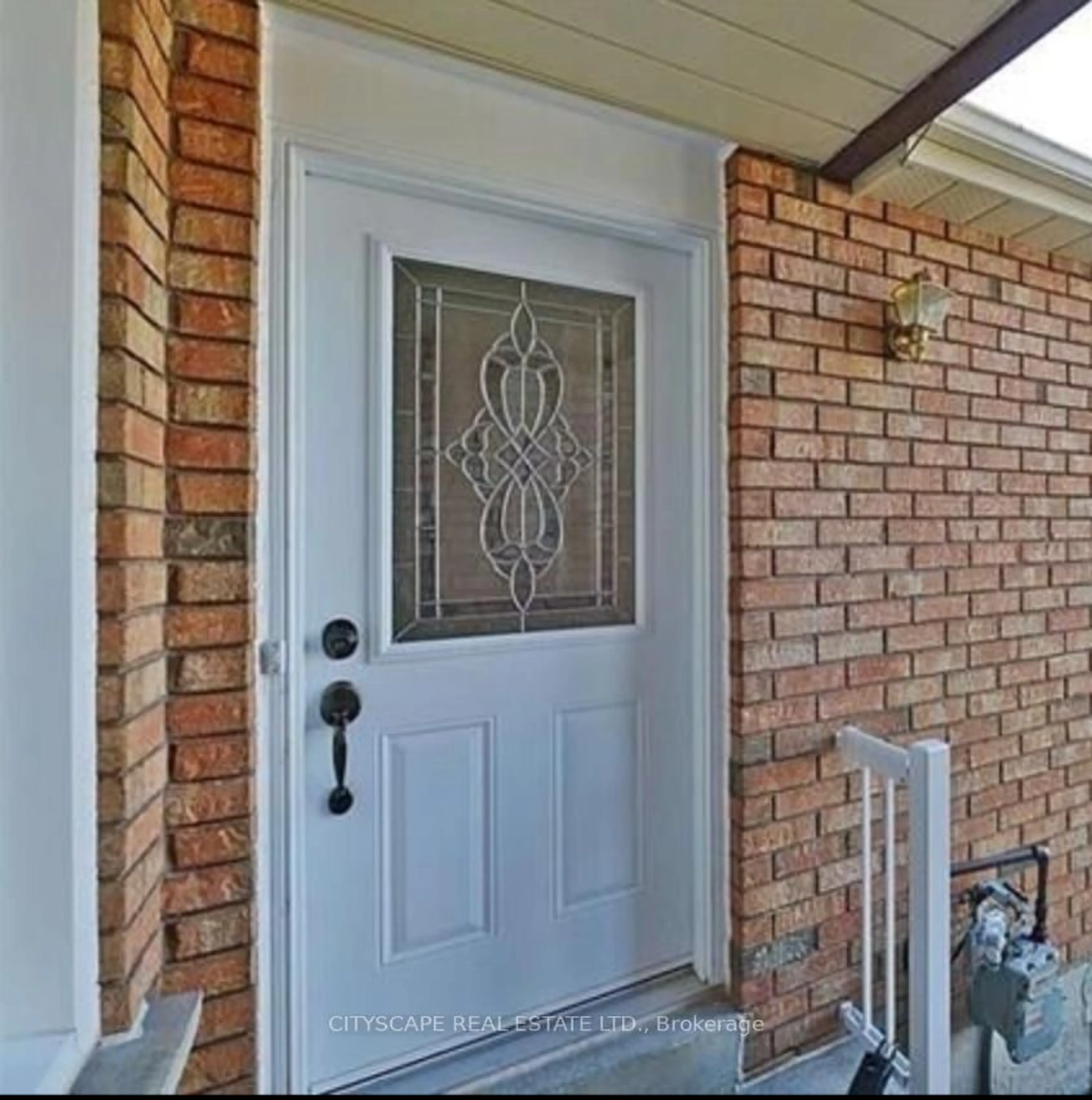 Indoor entryway for 121 Tulip Dr, Brampton Ontario L6Y 3W2
