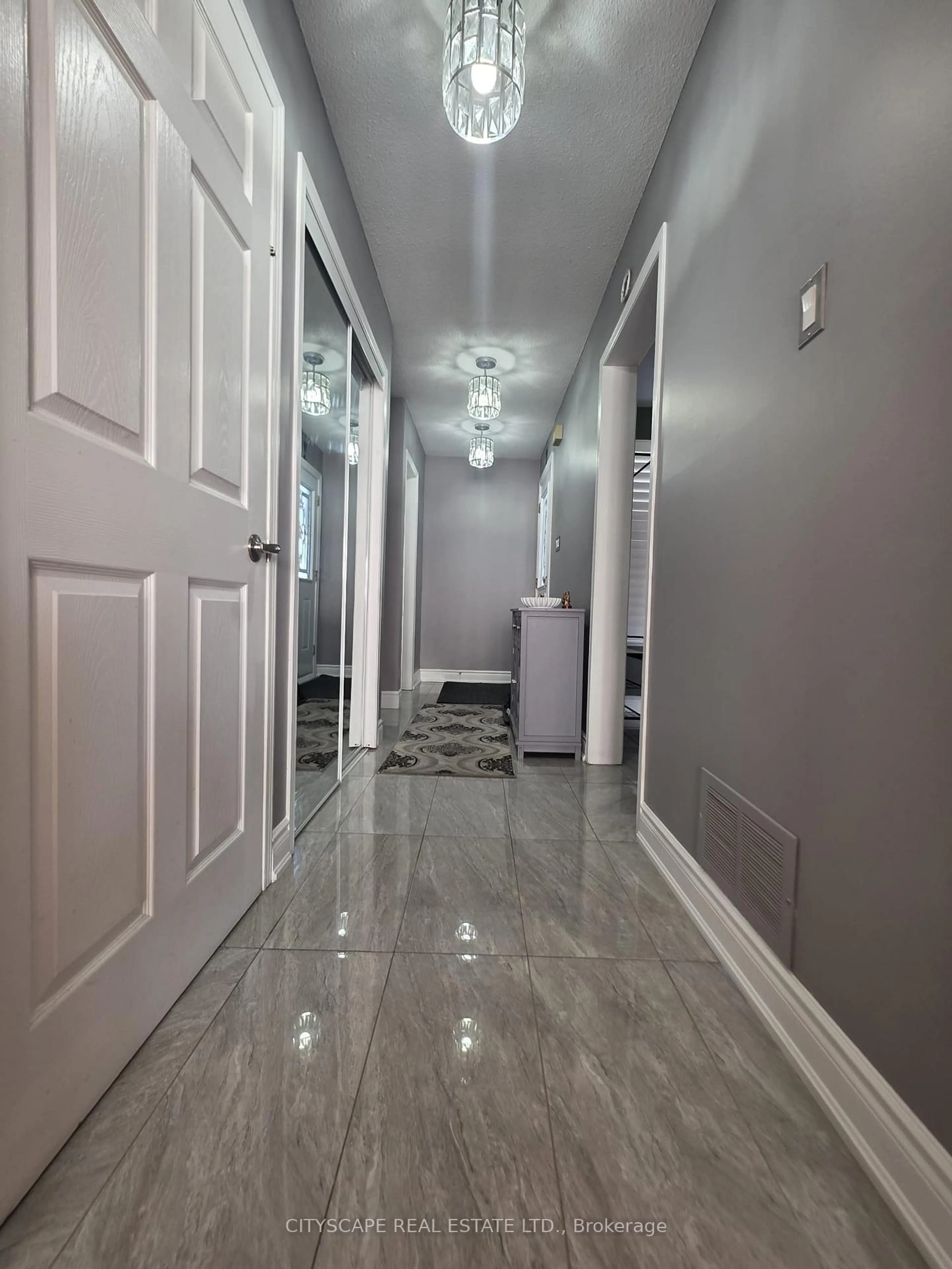 Indoor foyer for 121 Tulip Dr, Brampton Ontario L6Y 3W2