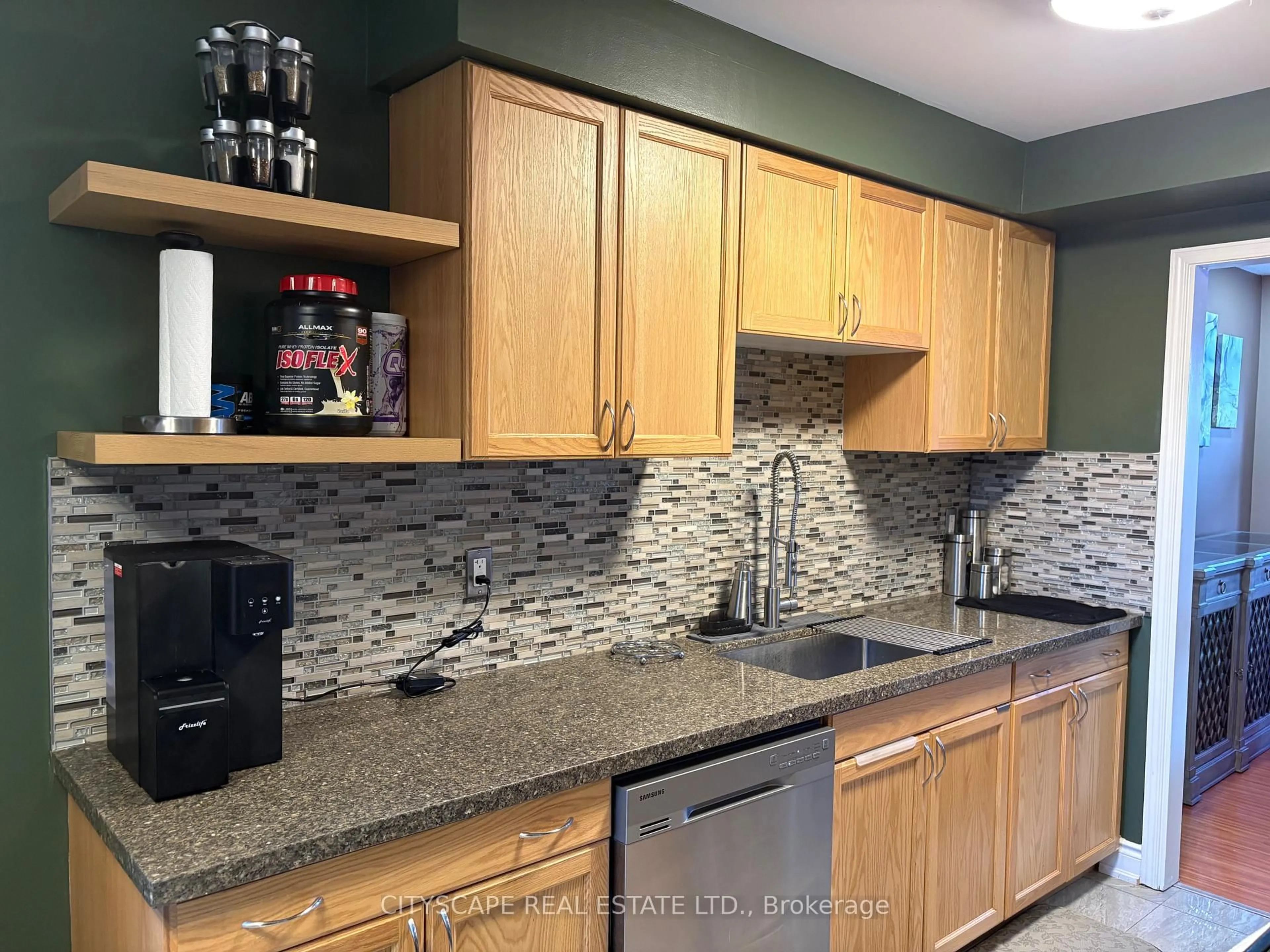 Standard kitchen, ceramic/tile floor for 121 Tulip Dr, Brampton Ontario L6Y 3W2