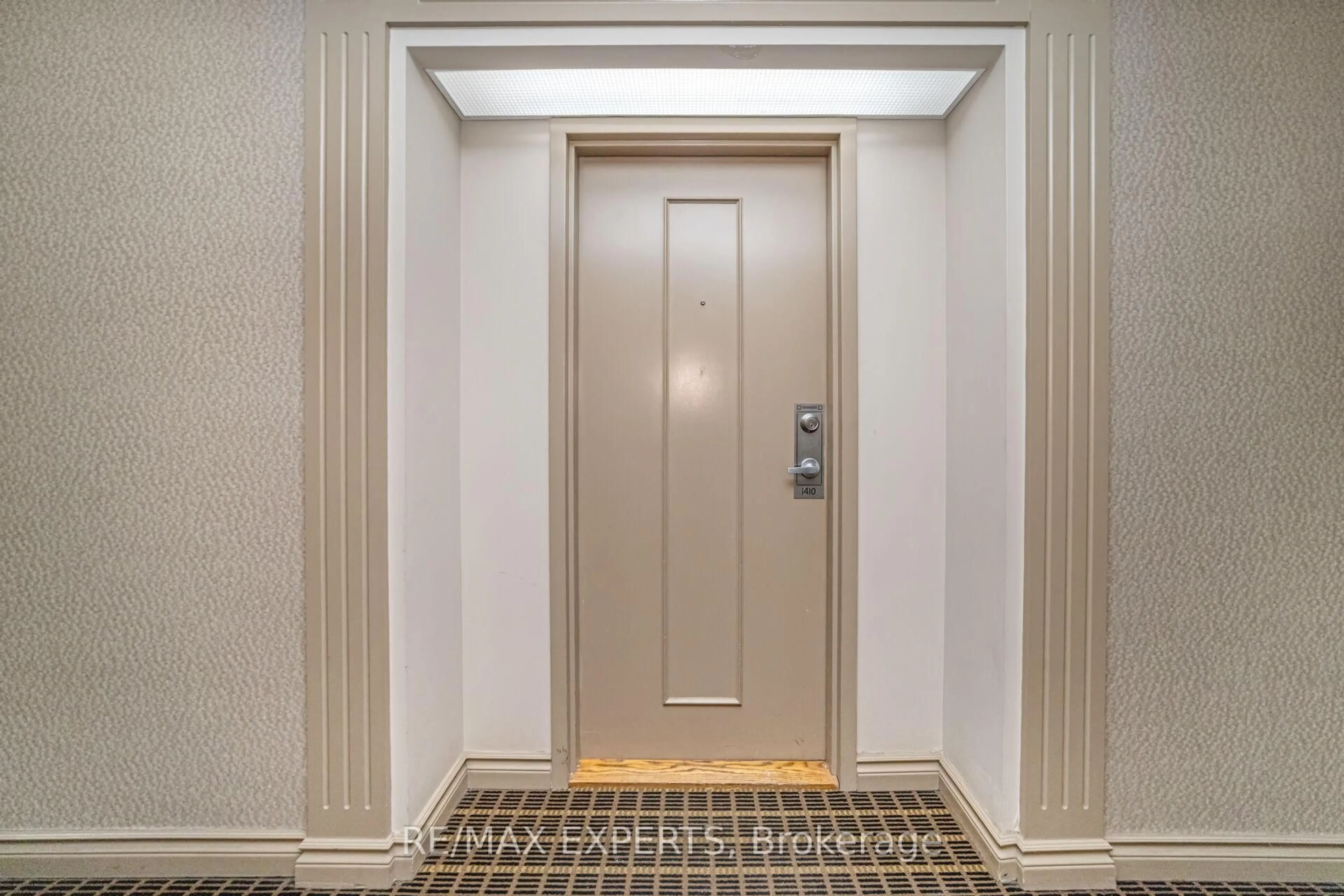 Indoor foyer for 135 Hillcrest Ave #1410, Mississauga Ontario L5B 4B1